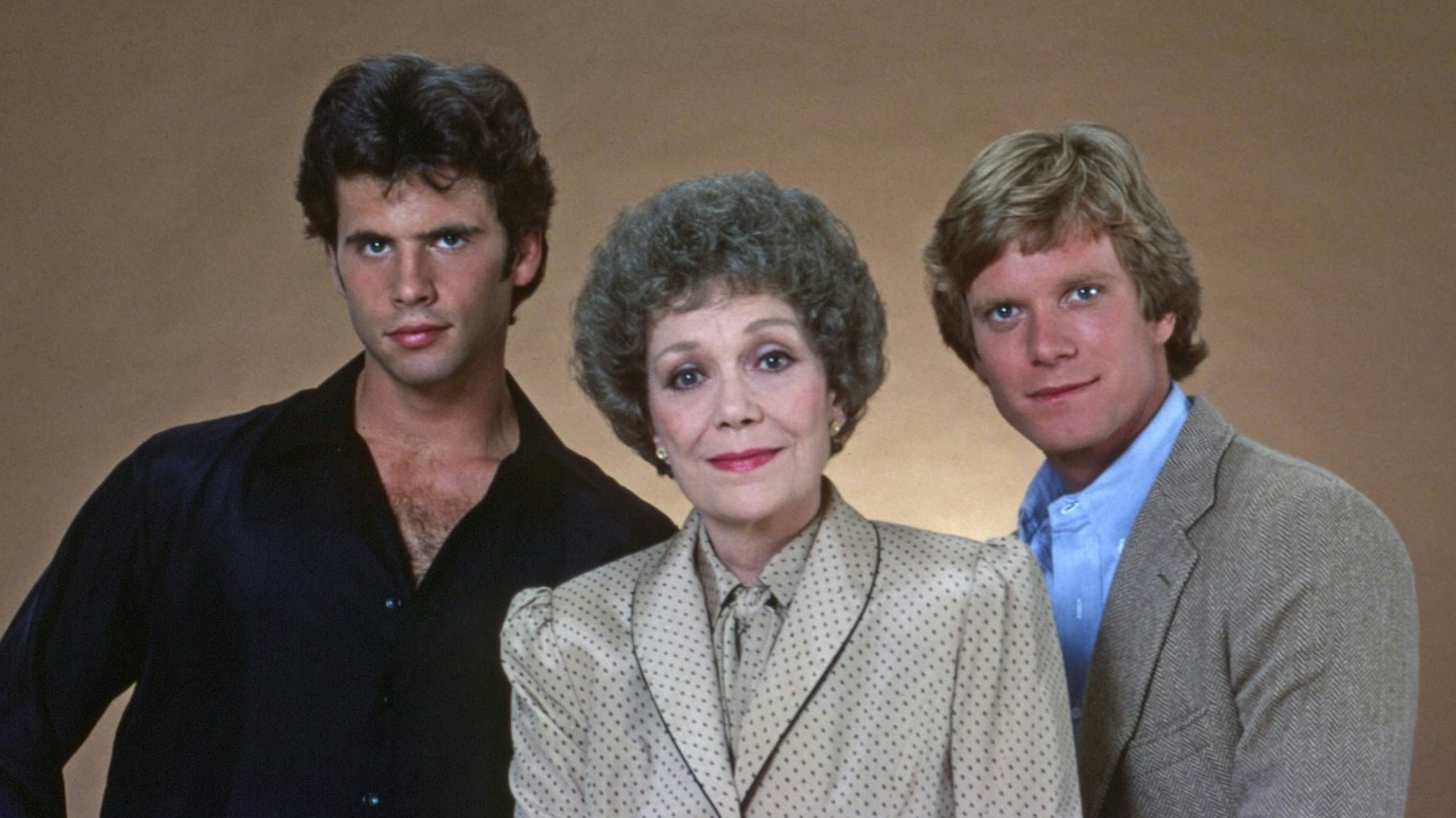 Lorenzo Lamas, Jane Wyman und William R. Moses prägten über viele Jahre als zentrale Figuren die Serie „Falcon Crest“.