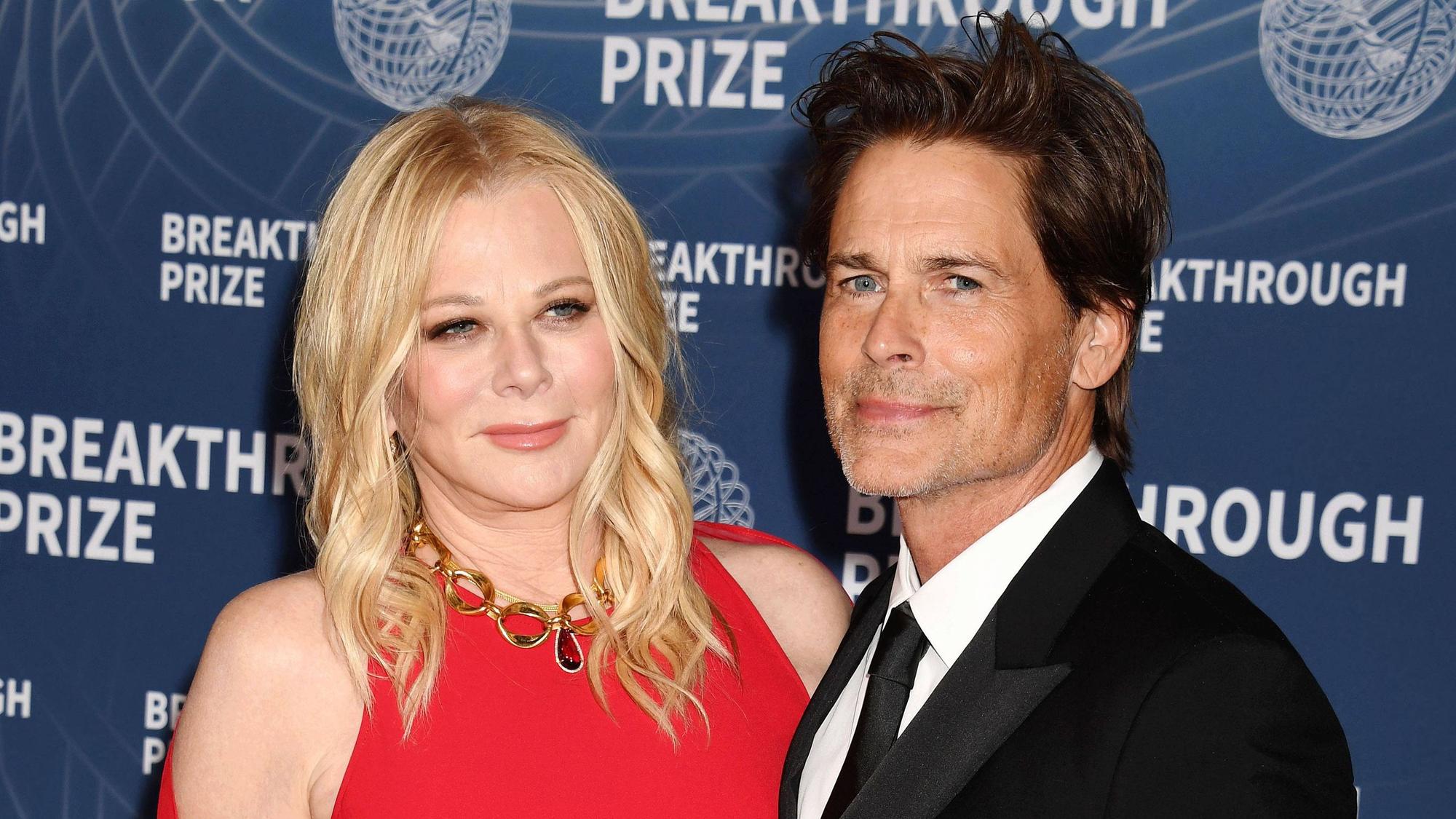 Rob Lowe (r) mit seiner Frau Sheryl Berkoff auf dem roten Teppich.