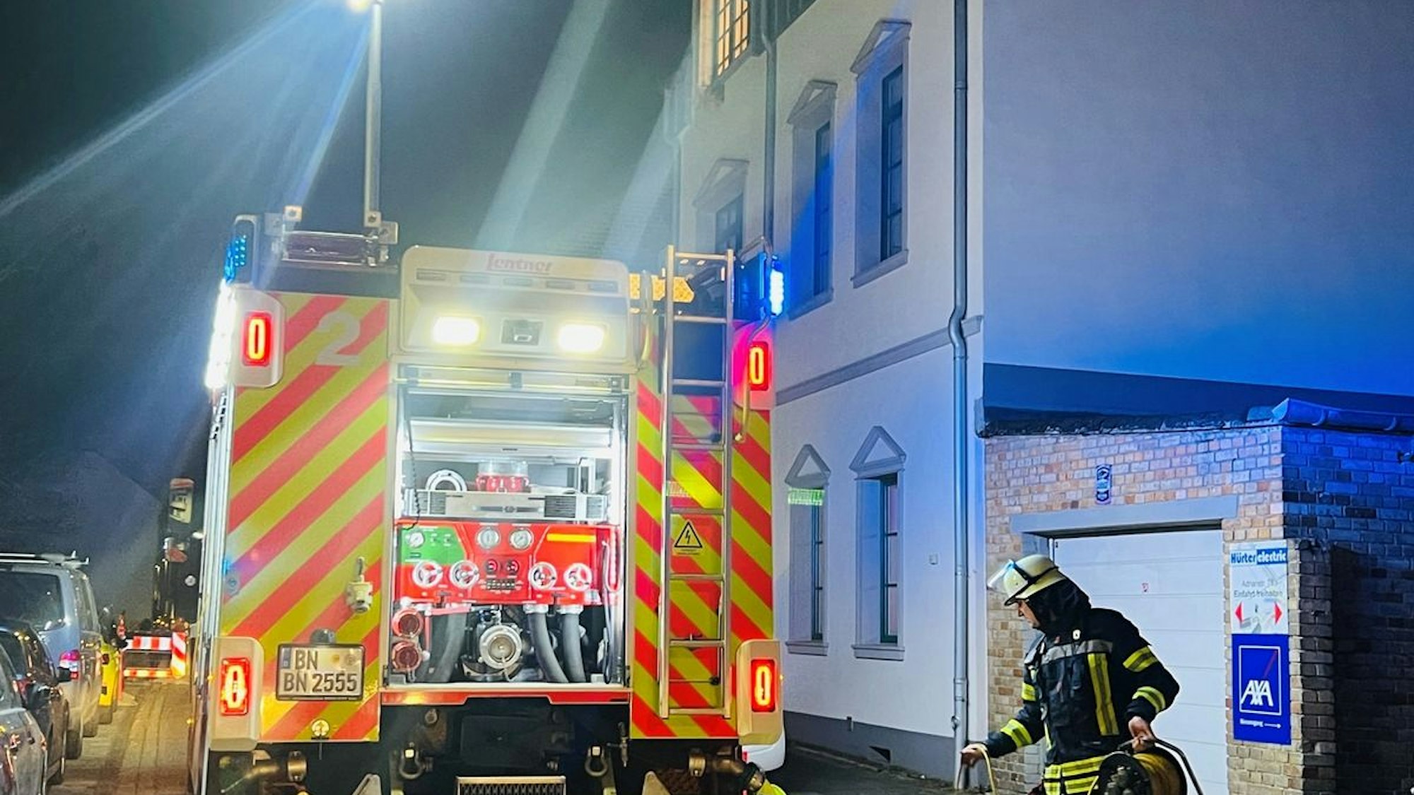 Das Bild zeigt die Einsatzstelle in der Adrianstraße in Bonn-Oberkassel mit mehreren Fahrzeugen von Feuerwehr und Rettungsdienst.