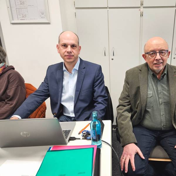 Jörg Döhler und Karl Vermöhlen sitzen nebeneinander. Döhler hat einen Laptop vor sich stehen.