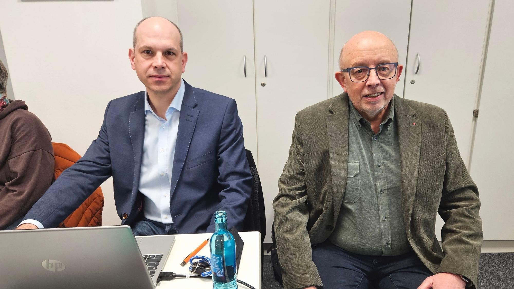 Jörg Döhler und Karl Vermöhlen sitzen nebeneinander. Döhler hat einen Laptop vor sich stehen.