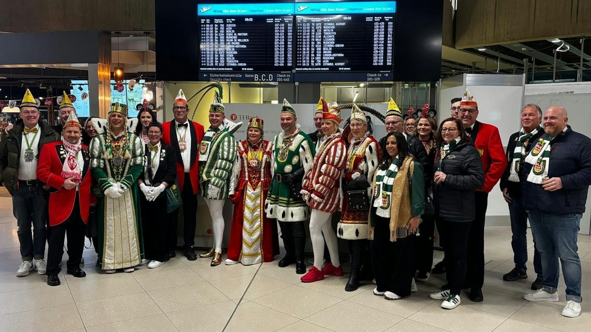 Das Bild zeigt den kompletten Tross im Flughafen Köln/Bonn.