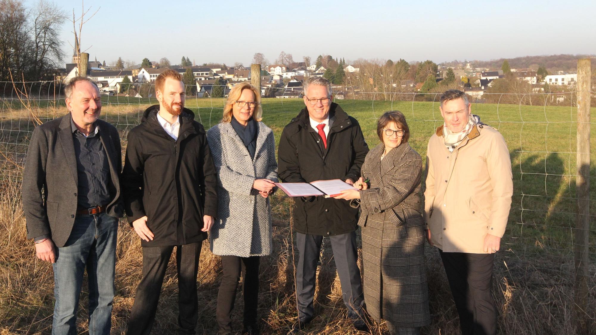 LVR, Much und Neunkirchen-Seelscheid vereinbaren Ausbau der.schulischen Infrastruktur (v.l.) Wilfried Kölzer (LVR), Johannes Hagen (Geschäftsführer Innovations-Quartier), Dr. Alexandra Schwarz (LVR), Guido Vierkötter (Bürgermeister Neunkirchen-Seelscheid), Nina Herrling (LVR) und Karsten Schäfer (Bürgermeister Much).