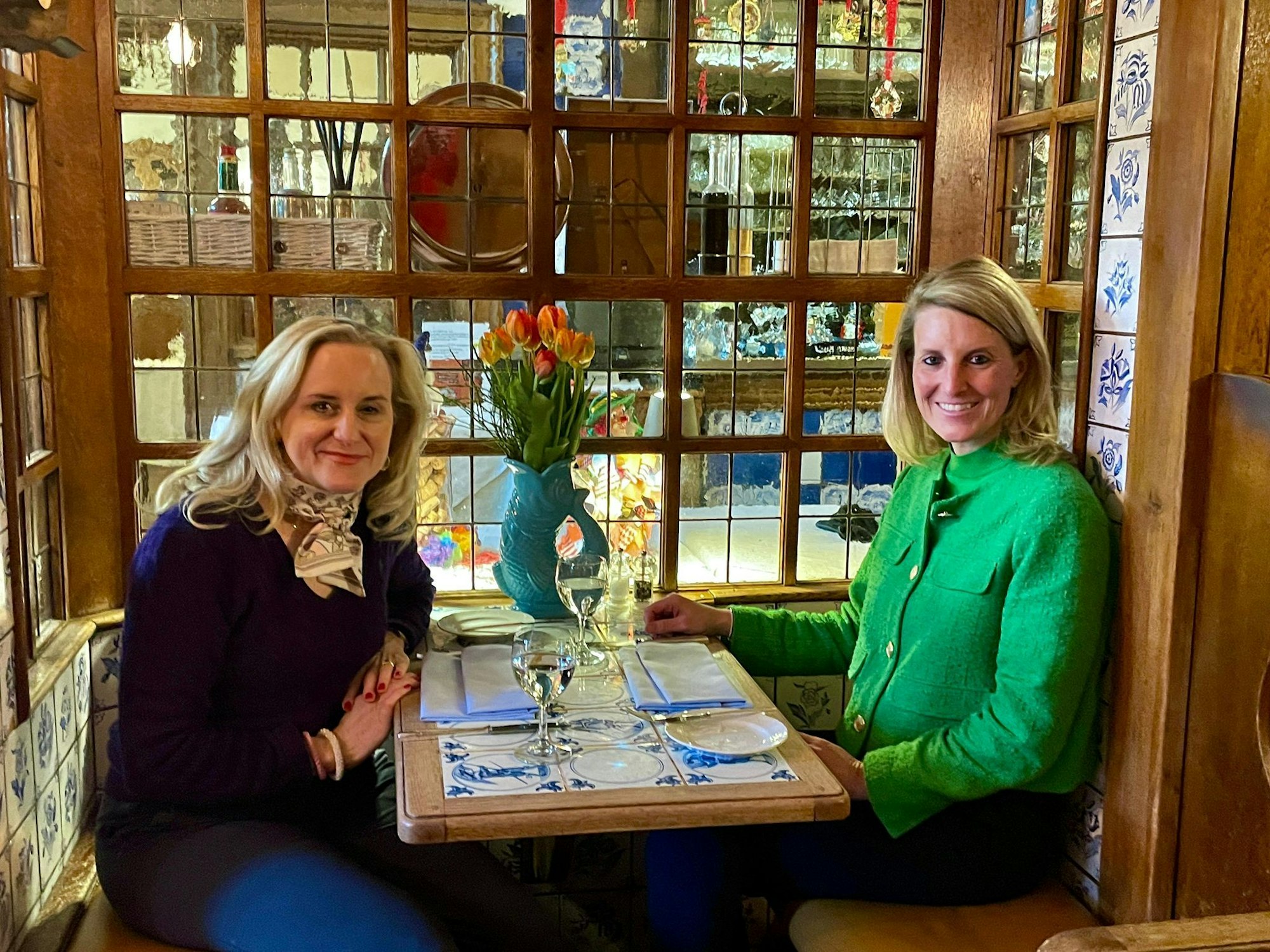 Zwei Frauen sitzen an einem Tisch im Restaurant Em Krützche.