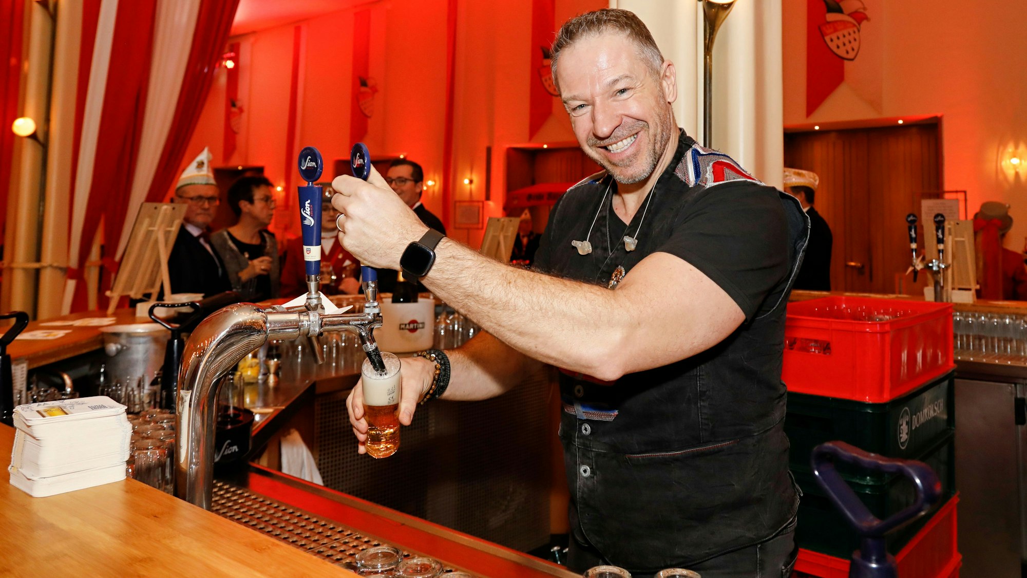 Höhner-Frontmann Patrick Lück zapft ein Kölsch.