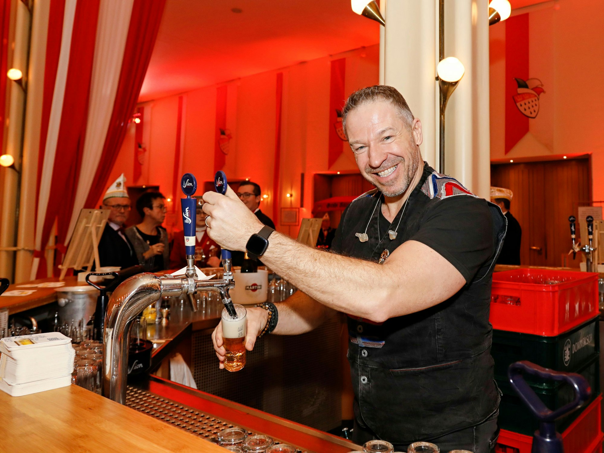 Patrick Lück zapft ein Kölsch hinter der Theke.