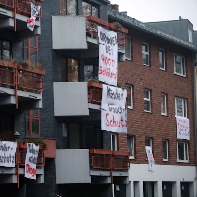 Die Anwohner der Wilhelm-Hoßdorf-Straße protestieren mit Plakaten gegen das vor ihrer Tür geplante Suchthilfezentrum.