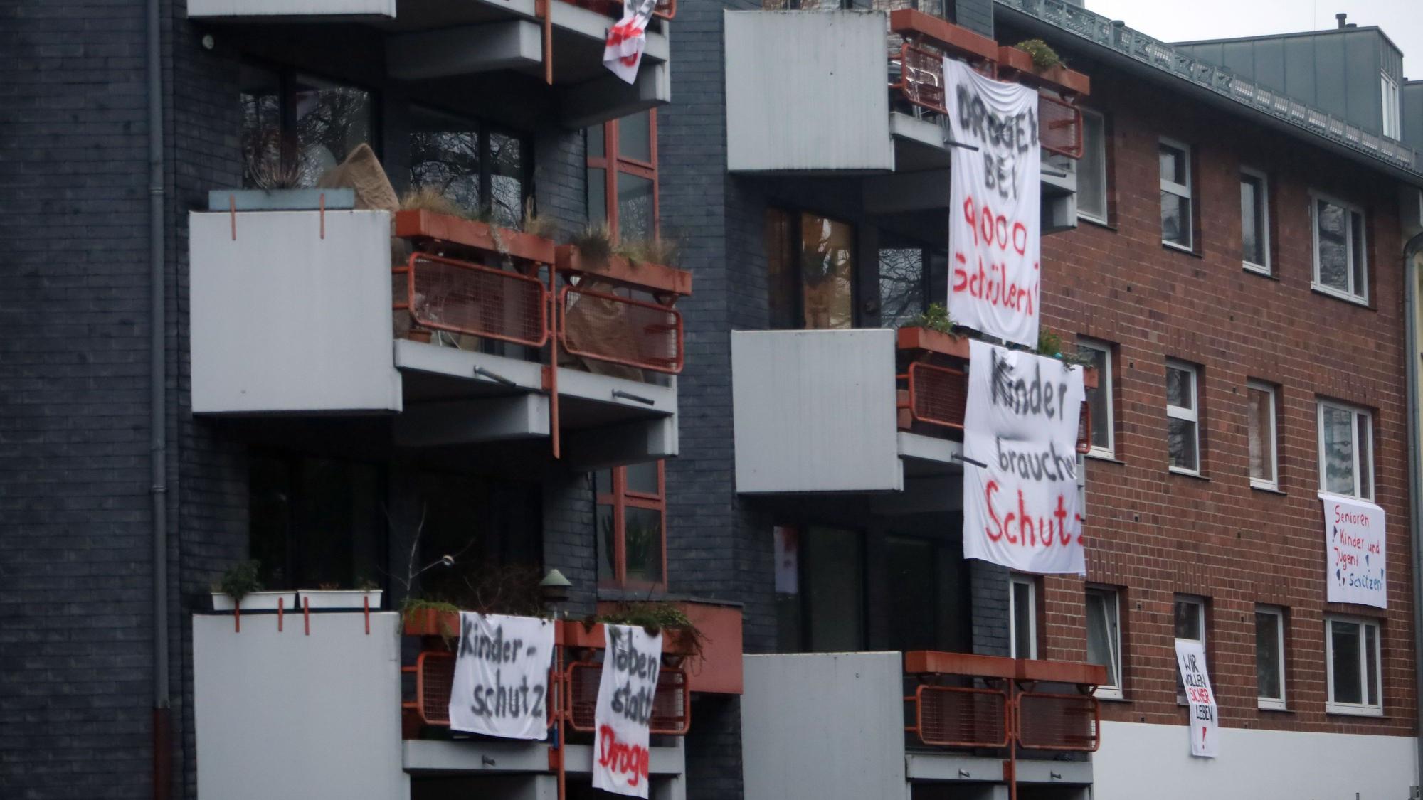 Die Anwohner der Wilhelm-Hoßdorf-Straße protestieren mit Plakaten gegen das vor ihrer Tür geplante Suchthilfezentrum.