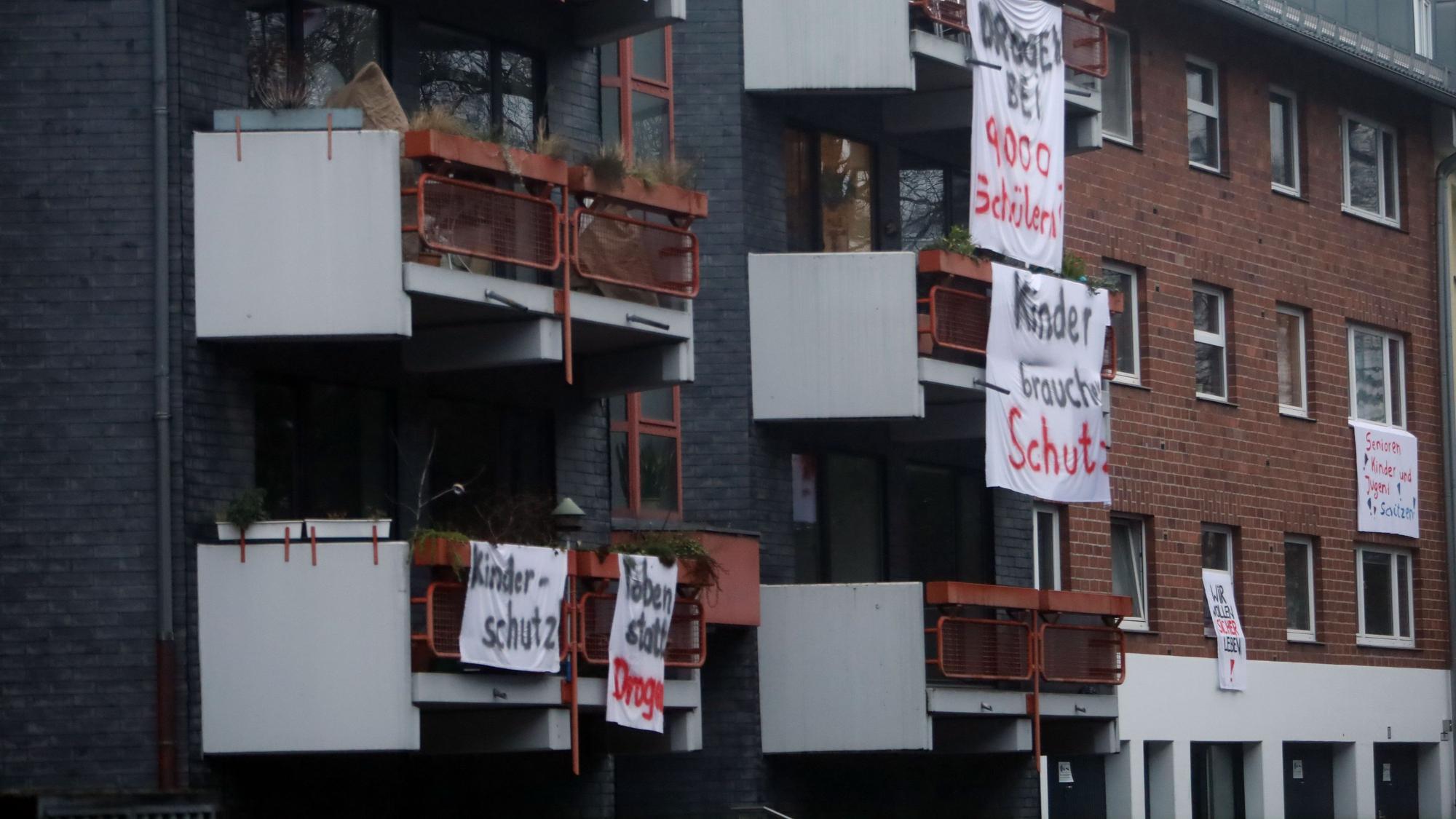 Anwohner aus dem Pantaleonsviertel protestieren gegen das Suchthilfezentrum.