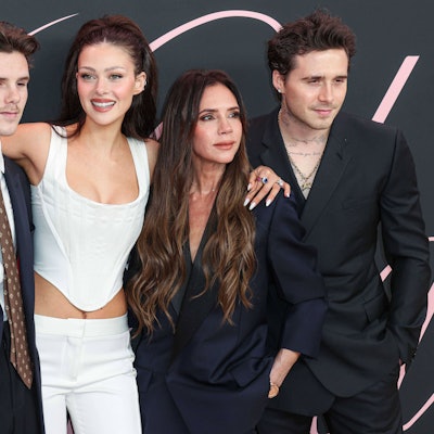 Victoria Beckham (Mitte) steht zwischen ihrer Schwiegertochter Nicola Peltz Beckham und ihrem Erstgebornenen Brooklyn.