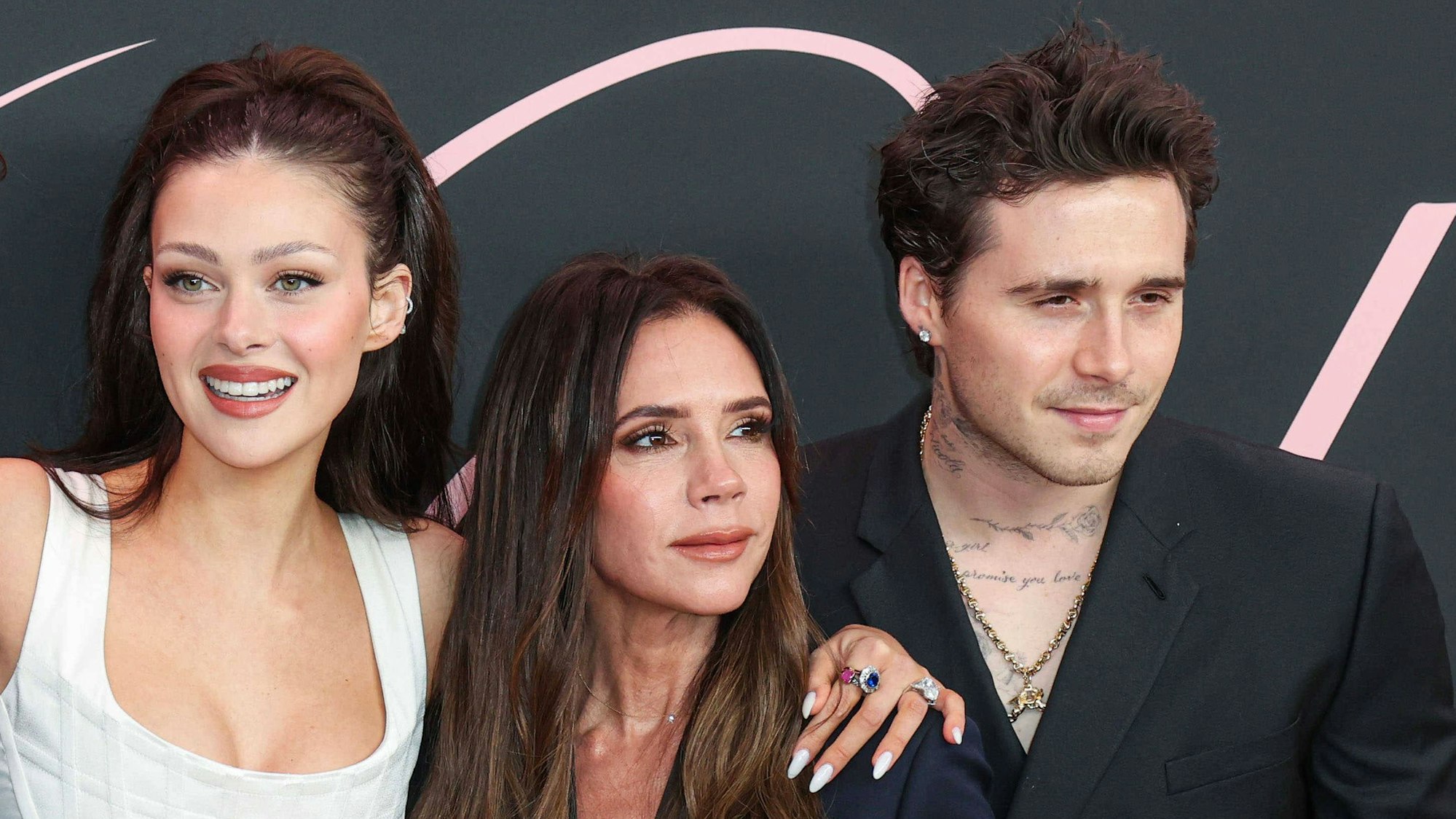 Victoria Beckham (Mitte) steht zwischen ihrer Schwiegertochter Nicola Peltz Beckham und ihrem Erstgebornenen Brooklyn.