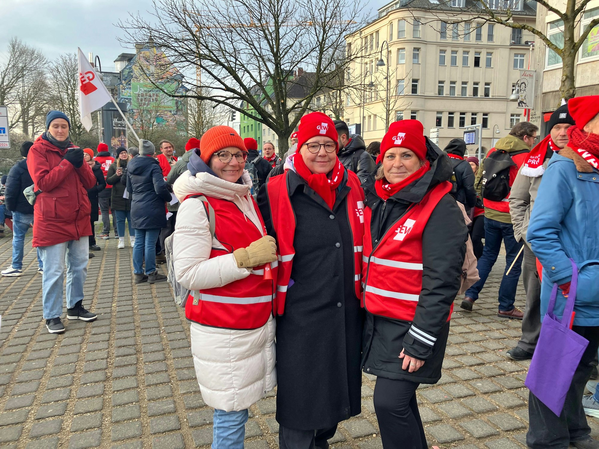 Die Kölner Grundschullehrerin Tanja Welter (rechts) fordert im Warnstreik mehr Geld für ihre Arbeit.