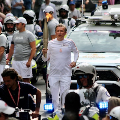 Rewe-Group-CEO Lionel Souque durfte bei den Olympischen Spielen in seiner Heimatstadt Paris das Olympische Feuer tragen.