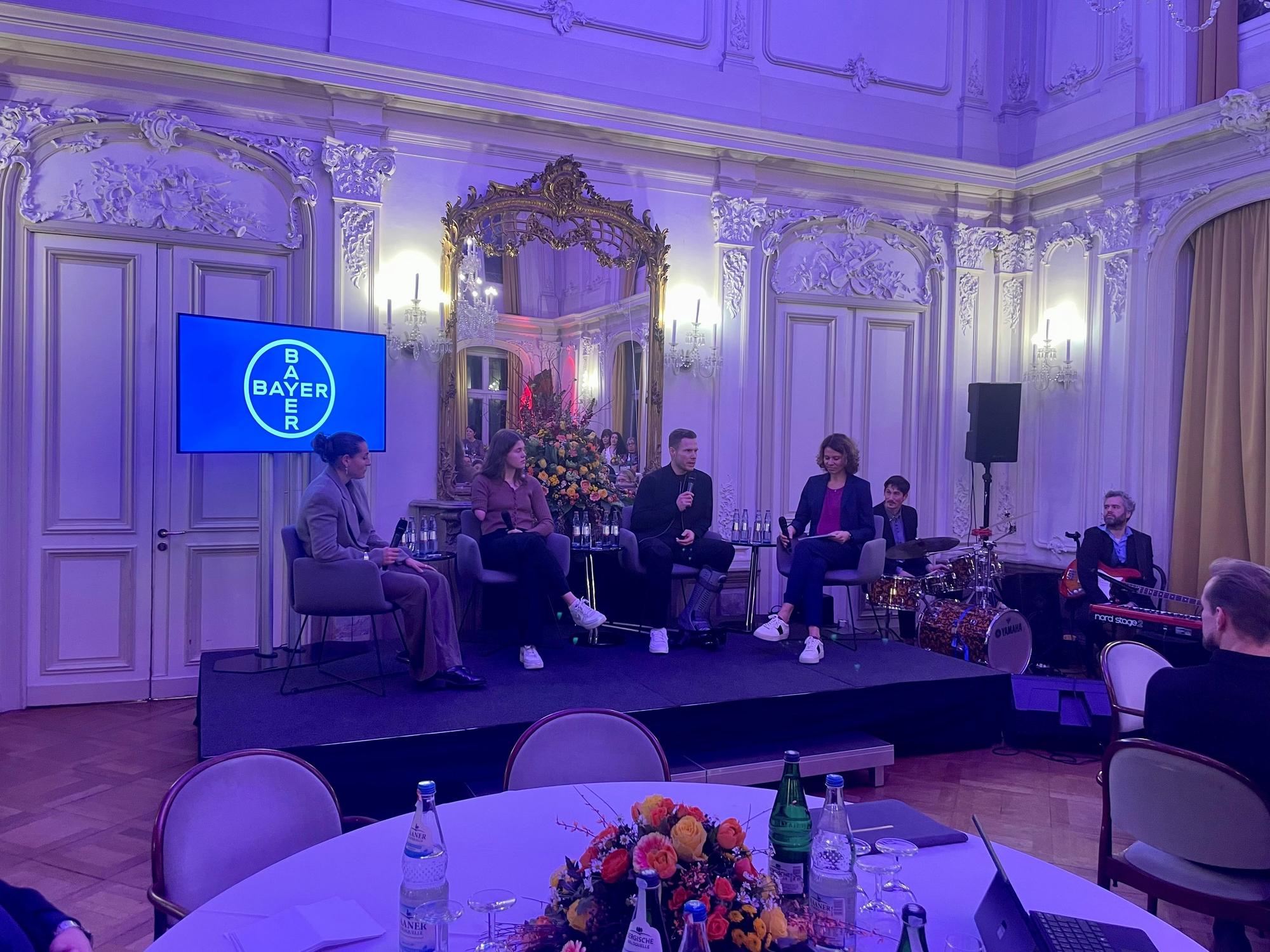 Moderatorin Anne Feller (r.), selbst ehemalige Weltklasseathletin, fühlte beim Kamingespräch im Spiegelsaal Carlotta Wamser (Fußball, v.l.), Jule Roß (Leichtathletik) und Markus Rehm (Leichtathletik) auf den Zahn.