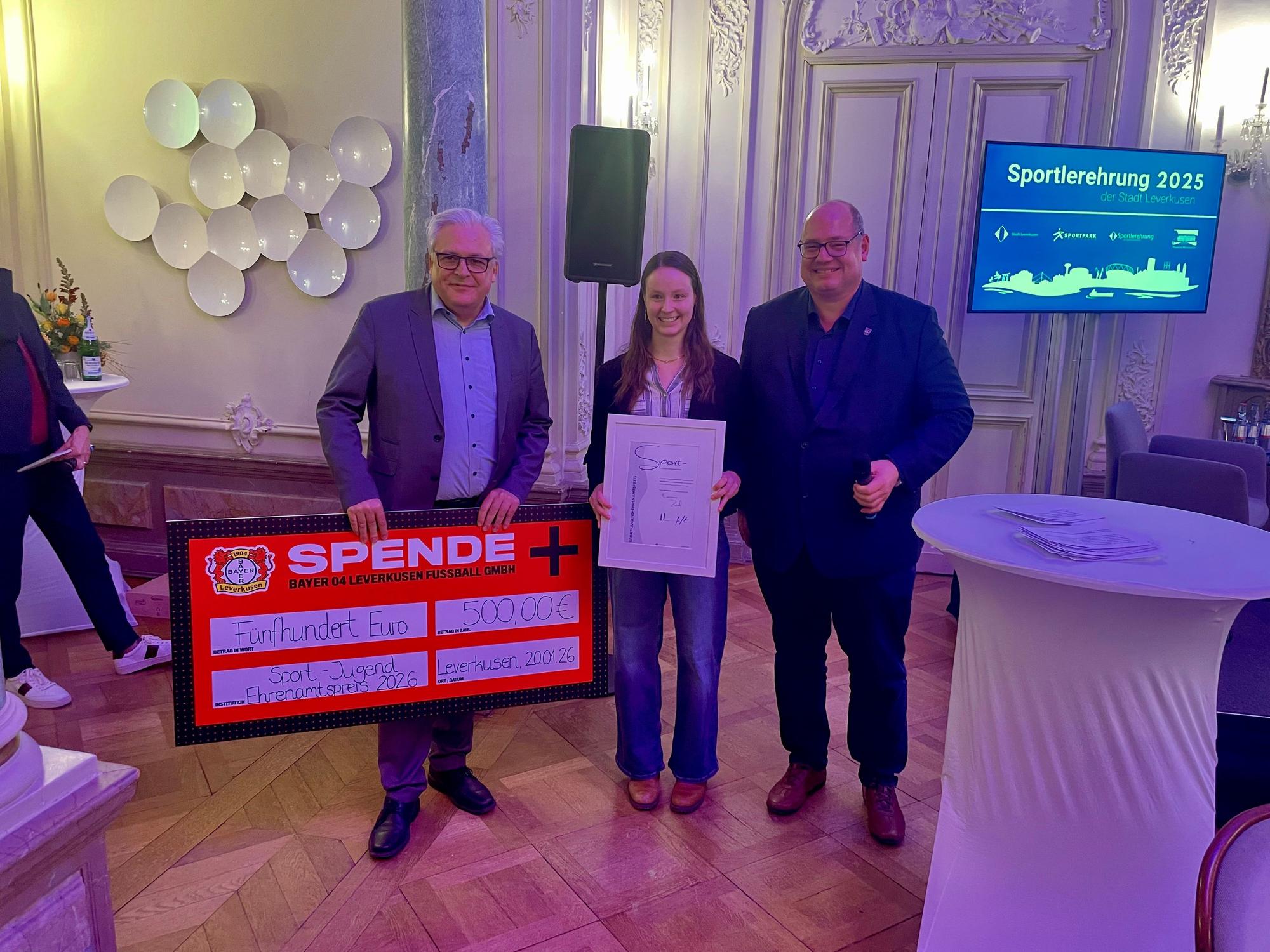 Corinna Zeeb (25) vom SSV Lützenkirchen bekam von Stadtdirektor Marc Adomat (l.) und Oberbürgermeister Stefan Hebbel (r.) den Sportjugend-Ehrenamtspreis verliehen.
