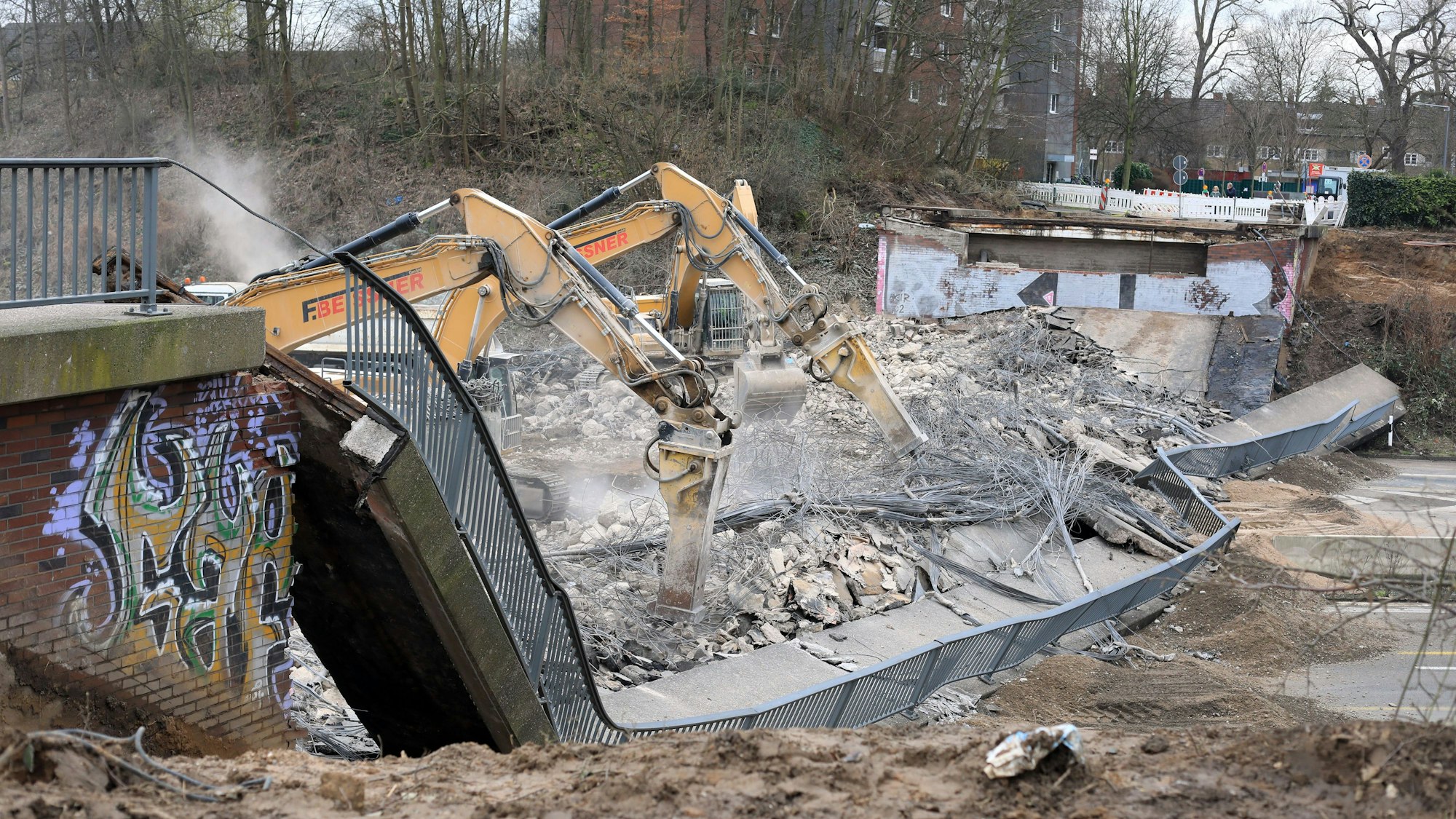 Das Bild zeigt den Abriss der Brücke „Rather Straße“ im Jahr 2024. (Archivbild)