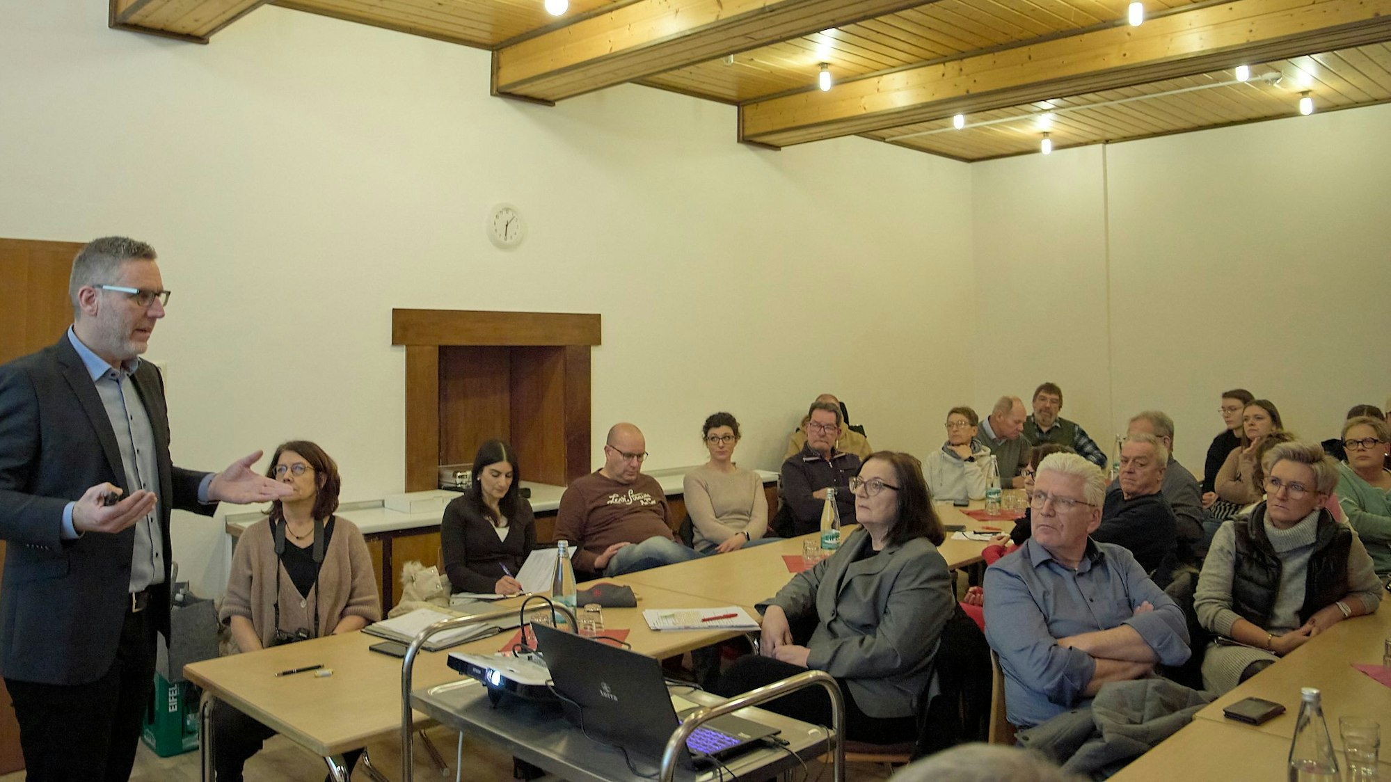 Bürgermeister Norbert Crump (l.) steht vor einer größeren Anzahl von Bürgern in Tondorf.