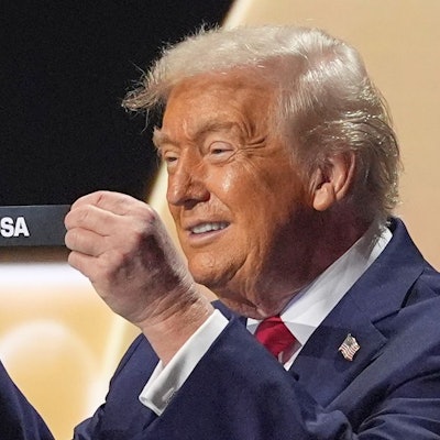 US-Präsident Donald Trump lächelt, nachdem er bei der Auslosung einen Zettel mit dem Wort „USA“ aus einem Topf gezogen hat.