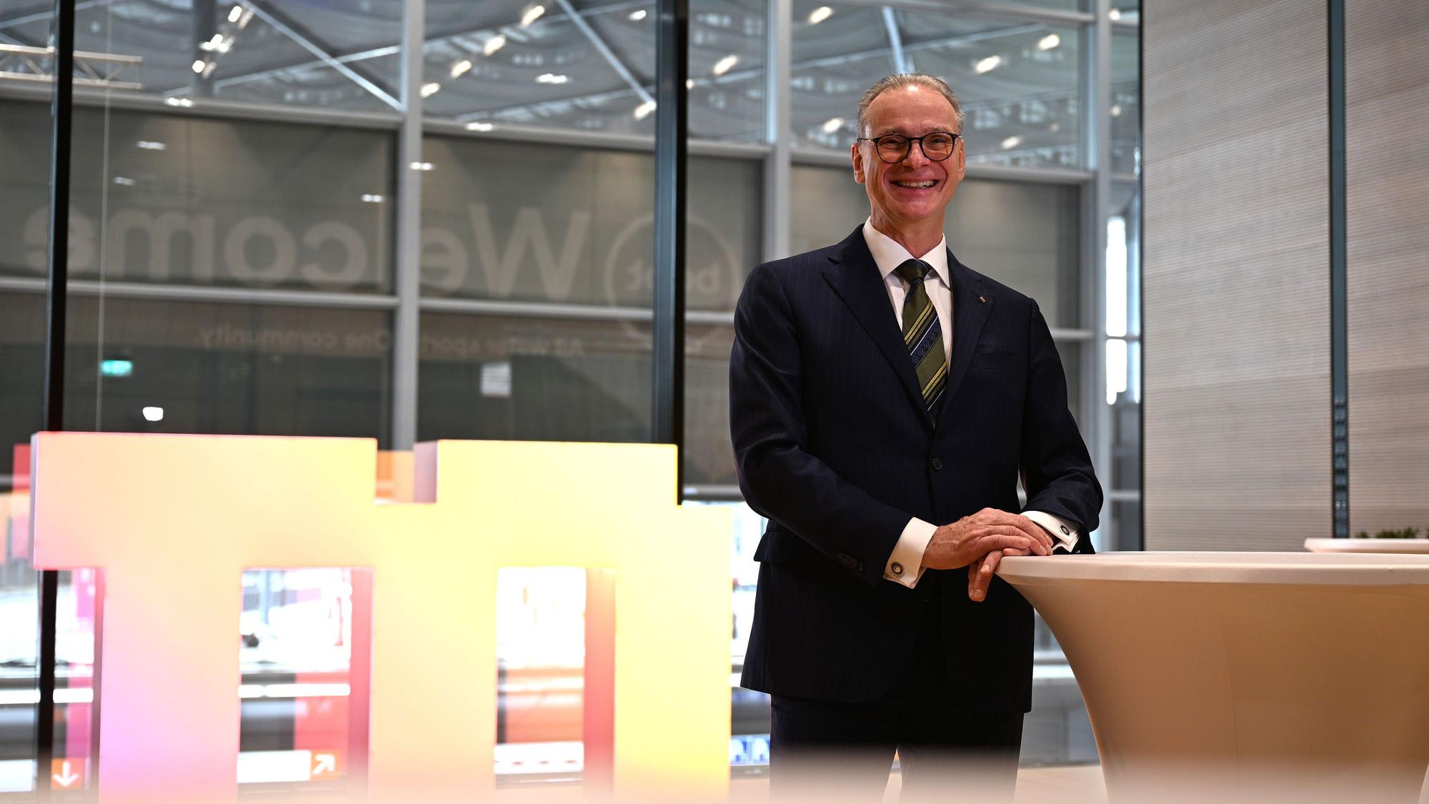 Der Vorsitzende der Geschäftsführung der Messe Düsseldorf, Wolfram Diener, steht vor einem Logo seines Unternehmen. Die Messe Düsseldorf hat ihre Jahreszahlen vorgestellt.