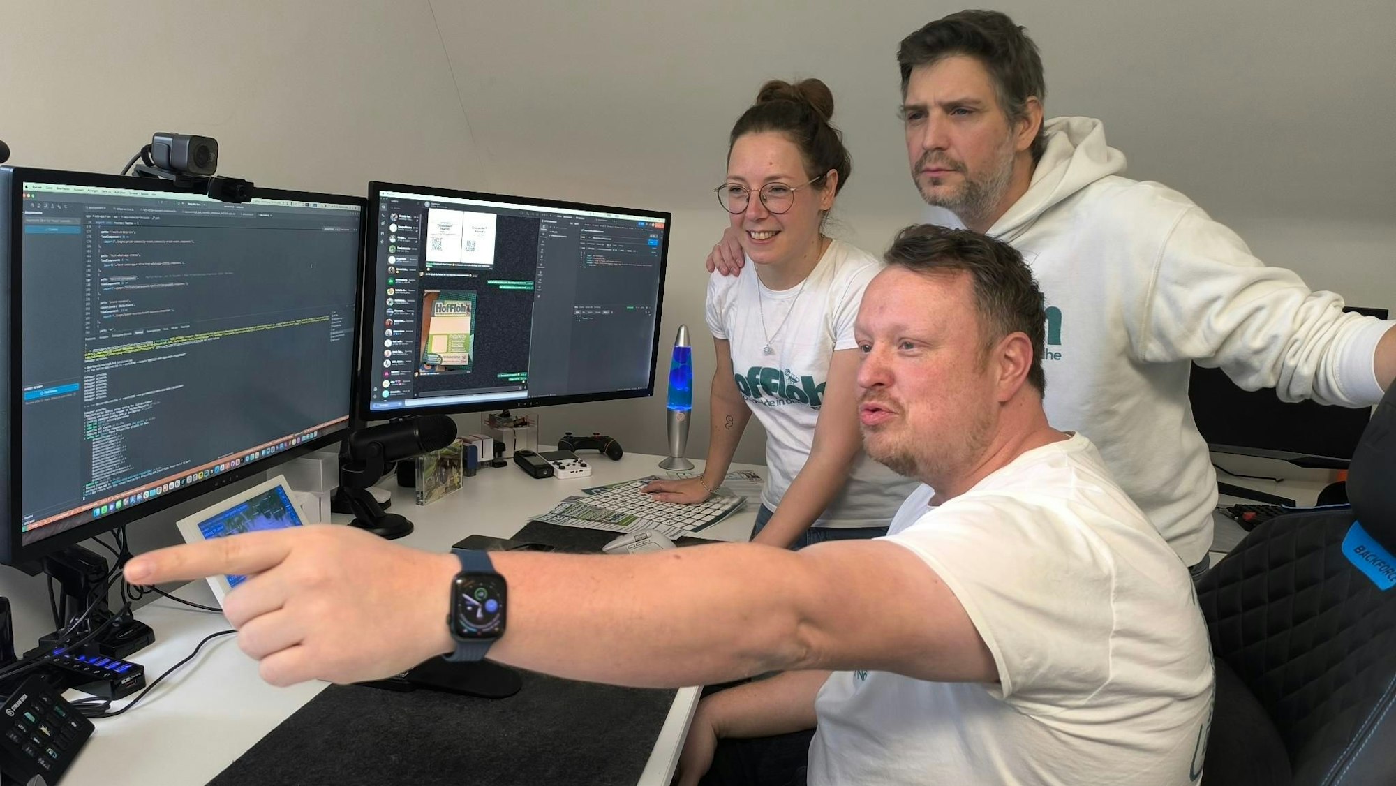 Martin Müller zeigt Andrea und Sebastian Schmitz den Entwicklungsstand der App am Computer.