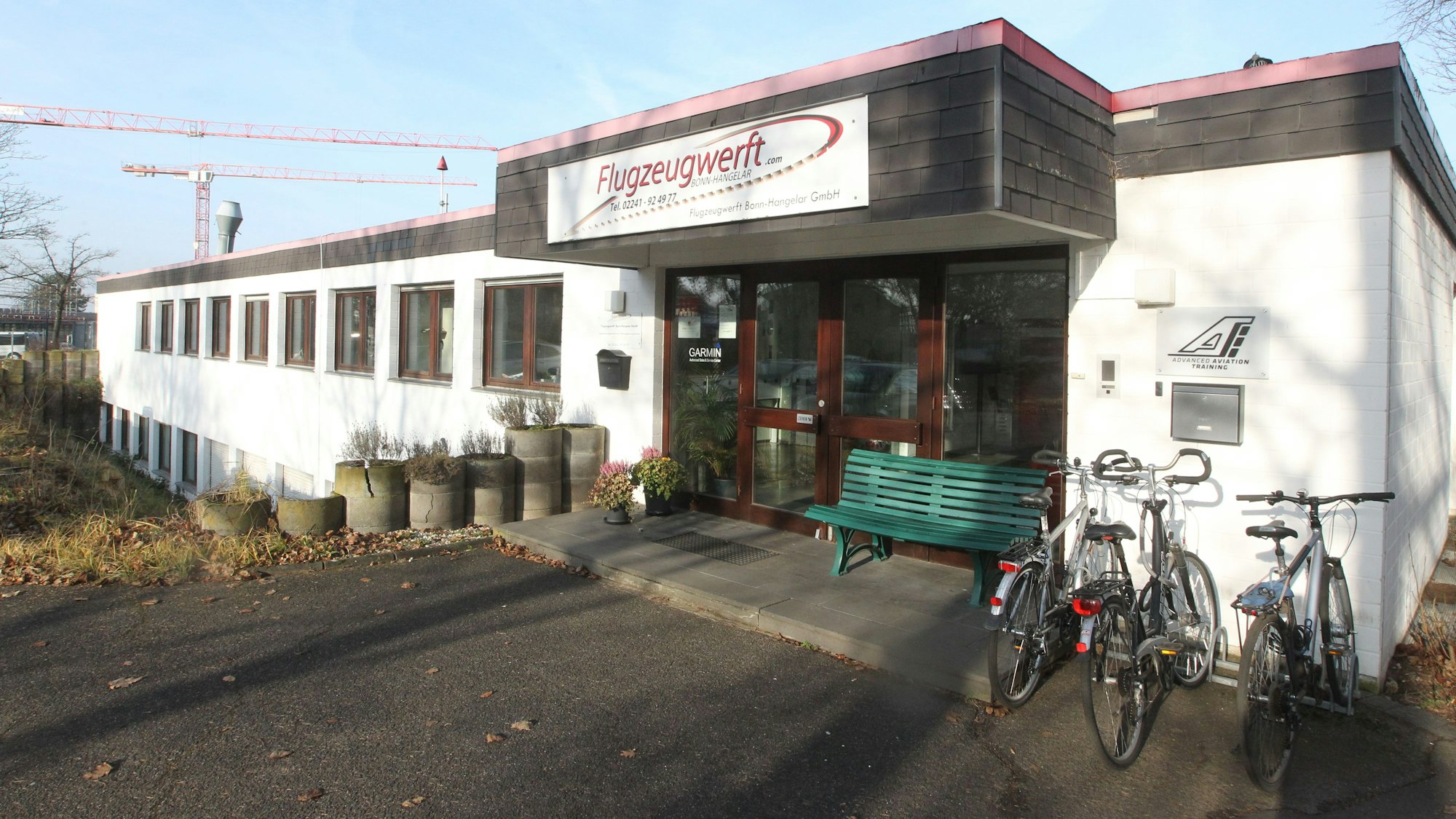 Ein rund 3000 Quadratmeter großes Grundstück am Flugplatz Hangelar sowie die Flugzeugwerft sollen verkauft werden.