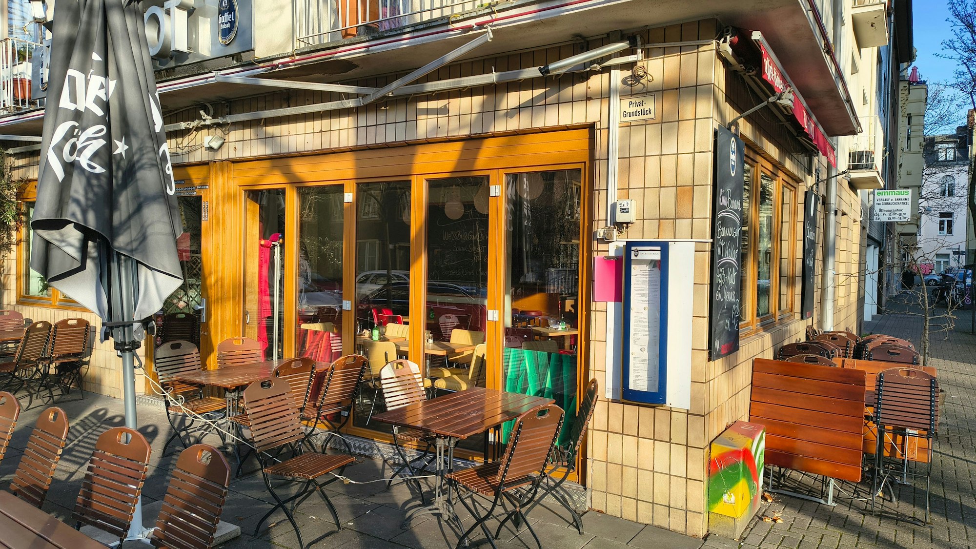 Vor einem Restaurant sind Stühle und Tische zu sehen.