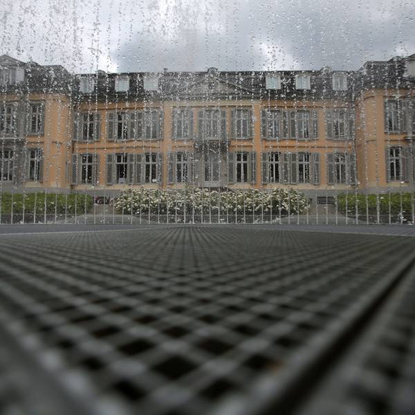 Wasser einer Fontäne spritzt in Leverkusen (Nordrhein-Westfalen) vor dem Museum Morsbroich aus dem Boden.