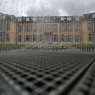 Wasser einer Fontäne spritzt in Leverkusen (Nordrhein-Westfalen) vor dem Museum Morsbroich aus dem Boden.