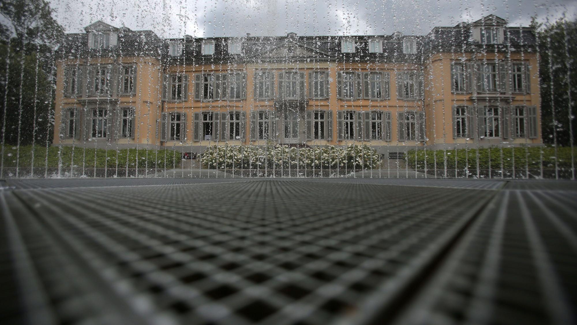 Wasser einer Fontäne spritzt in Leverkusen (Nordrhein-Westfalen) vor dem Museum Morsbroich aus dem Boden.