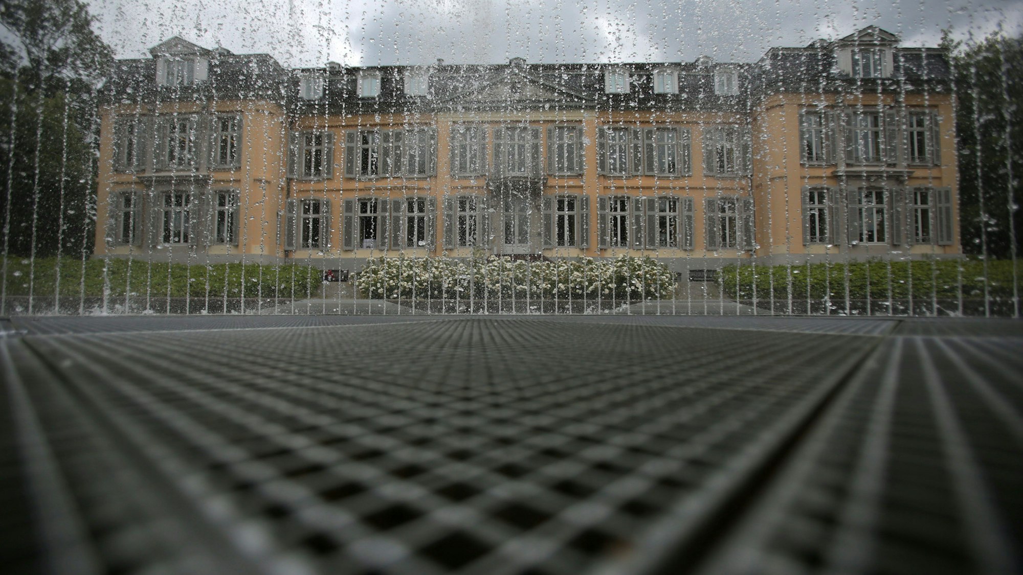 Wasser einer Fontäne spritzt in Leverkusen (Nordrhein-Westfalen) vor dem Museum Morsbroich aus dem Boden.