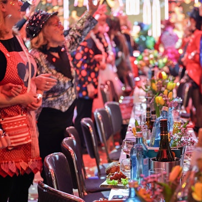 Blick auf die Tische bei einer Karnevalsveranstaltung in Köln.