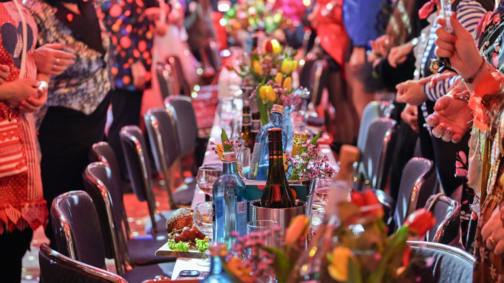 Blick auf die Tische bei einer Karnevalsveranstaltung in Köln.