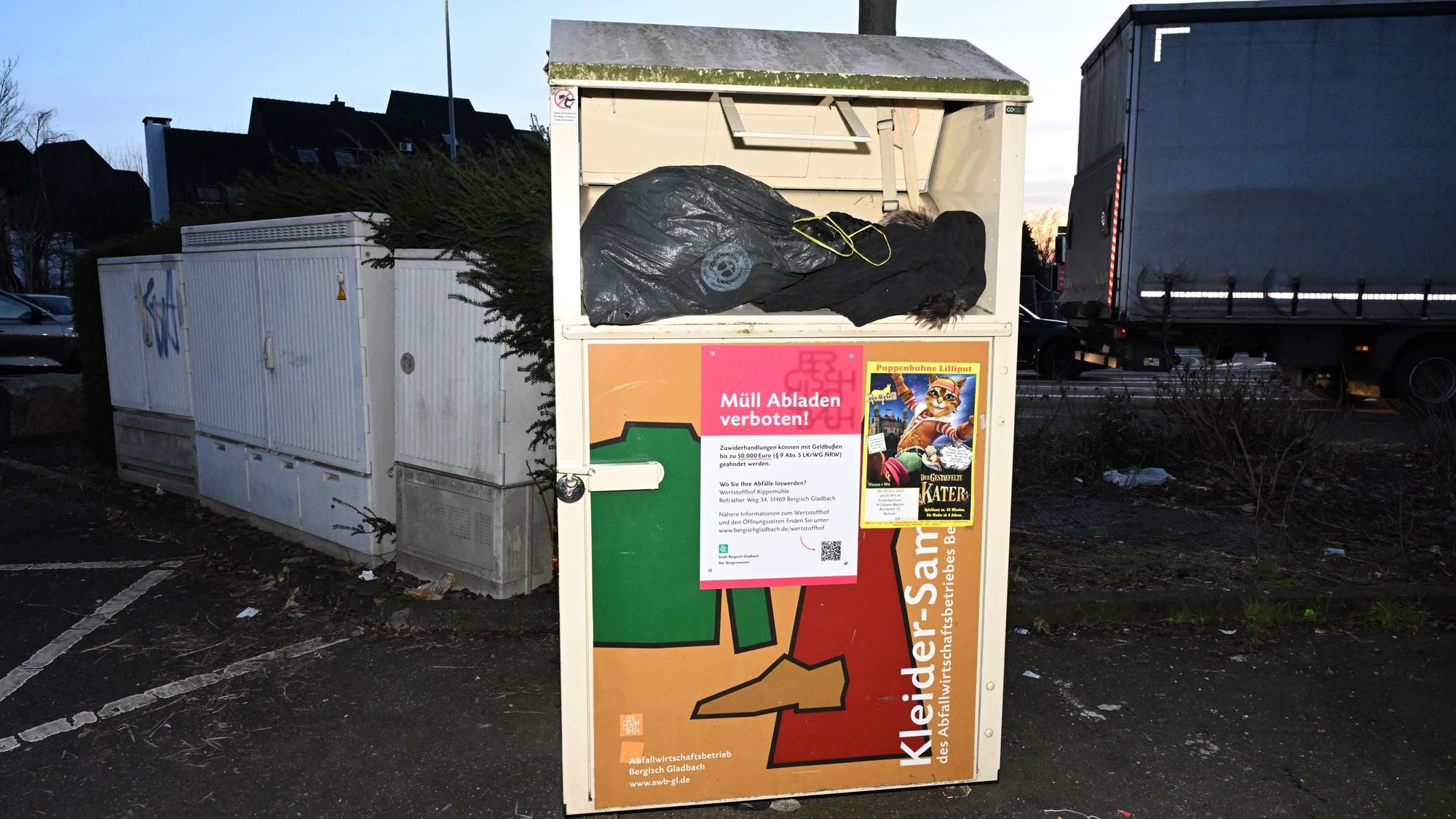 Das Foto zeigt einen Altkleidercontainer in Bergisch Gladbach