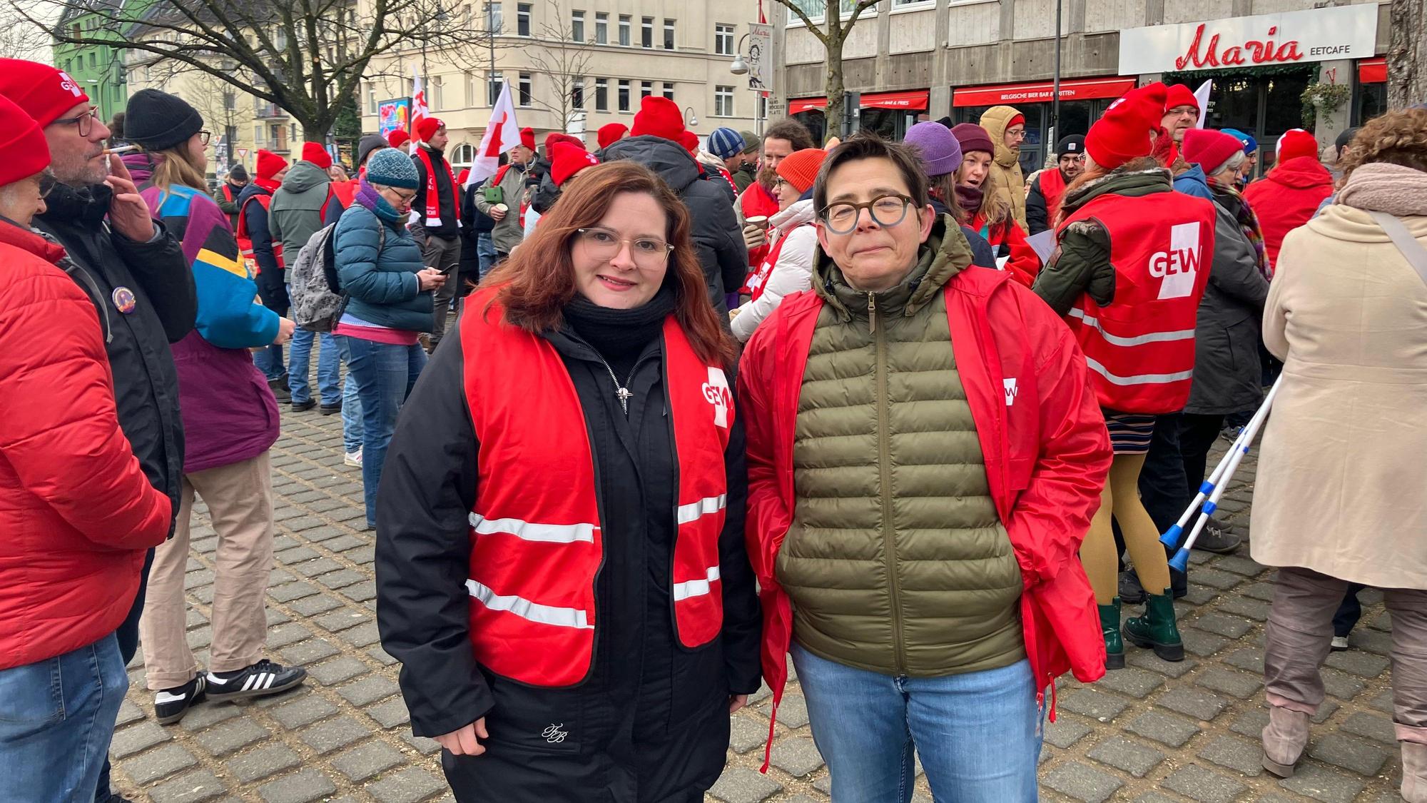 Warnstreik der GEW auf dem Hans-Böckler-Platz in Köln: Eva Caspers (v.l., Bezirkspersonalrätin Gesamtschulen) und Jutta Jilg (in der GEW-Geschäftsführung).