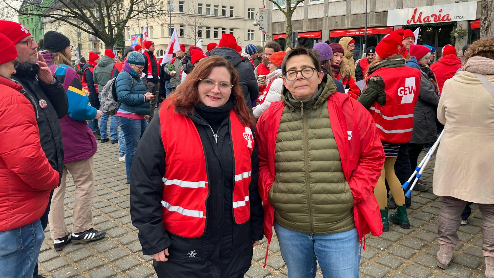 Warnstreik der GEW auf dem Hans-Böckler-Platz in Köln: Eva Caspers (v.l., Bezirkspersonalrätin Gesamtschulen) und Jutta Jilg (in der GEW-Geschäftsführung).