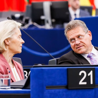 Ursula von der Leyen (l, CDU), Präsidentin der Europäischen Kommission, sitzt im Gebäude des Europäischen Parlaments und spricht mit Maros Sefcovic (r), EU-Kommissar für Handel und wirtschaftliche Sicherheit sowie EU-Kommissar für institutionelle Beziehungen und Transparenz.