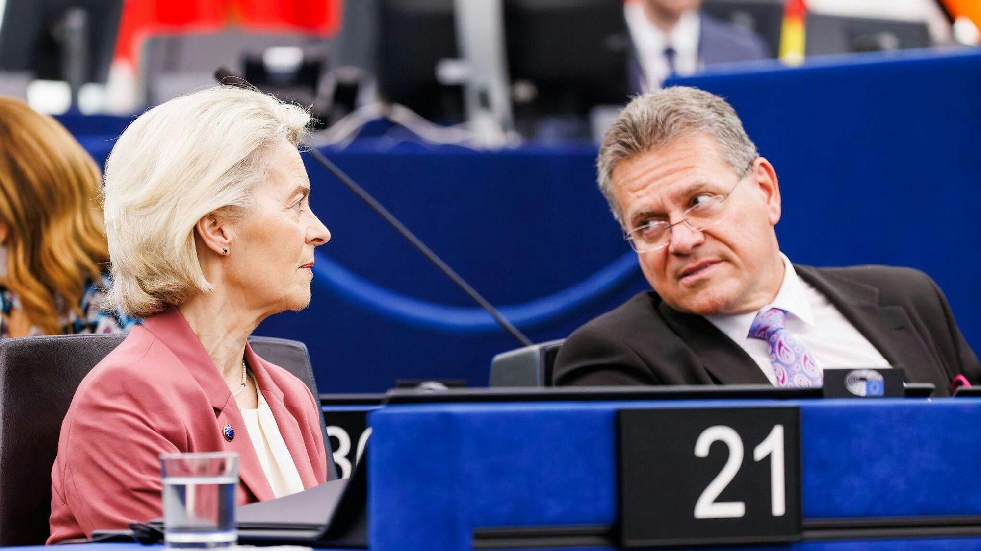 Ursula von der Leyen (l, CDU), Präsidentin der Europäischen Kommission, sitzt im Gebäude des Europäischen Parlaments und spricht mit Maros Sefcovic (r), EU-Kommissar für Handel und wirtschaftliche Sicherheit sowie EU-Kommissar für institutionelle Beziehungen und Transparenz.