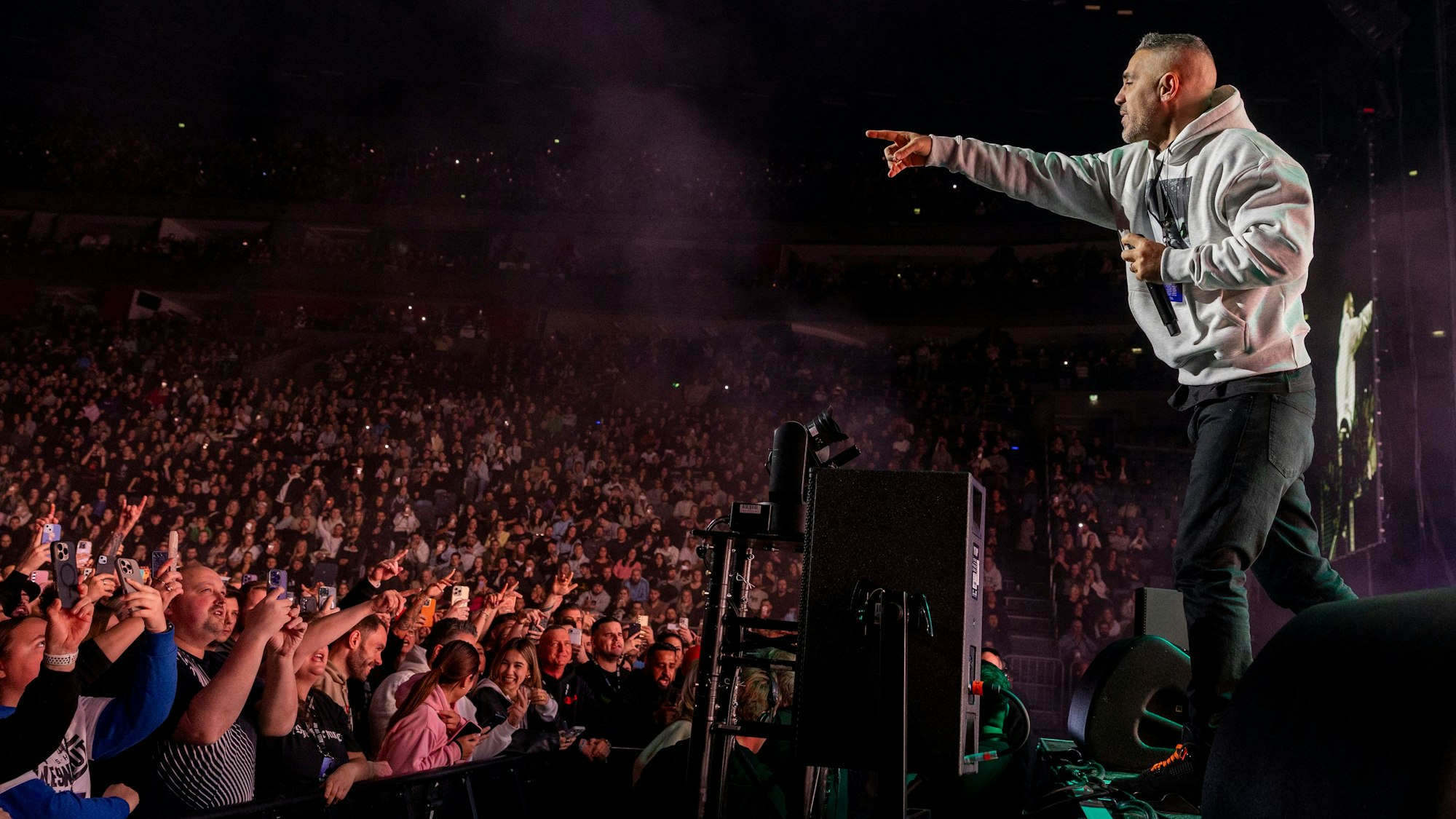 20.01.2026, Köln: Bushido steht rechts am Bühnenrand, zeigt in die Menge in der Kölner Lanxesss-Arena.