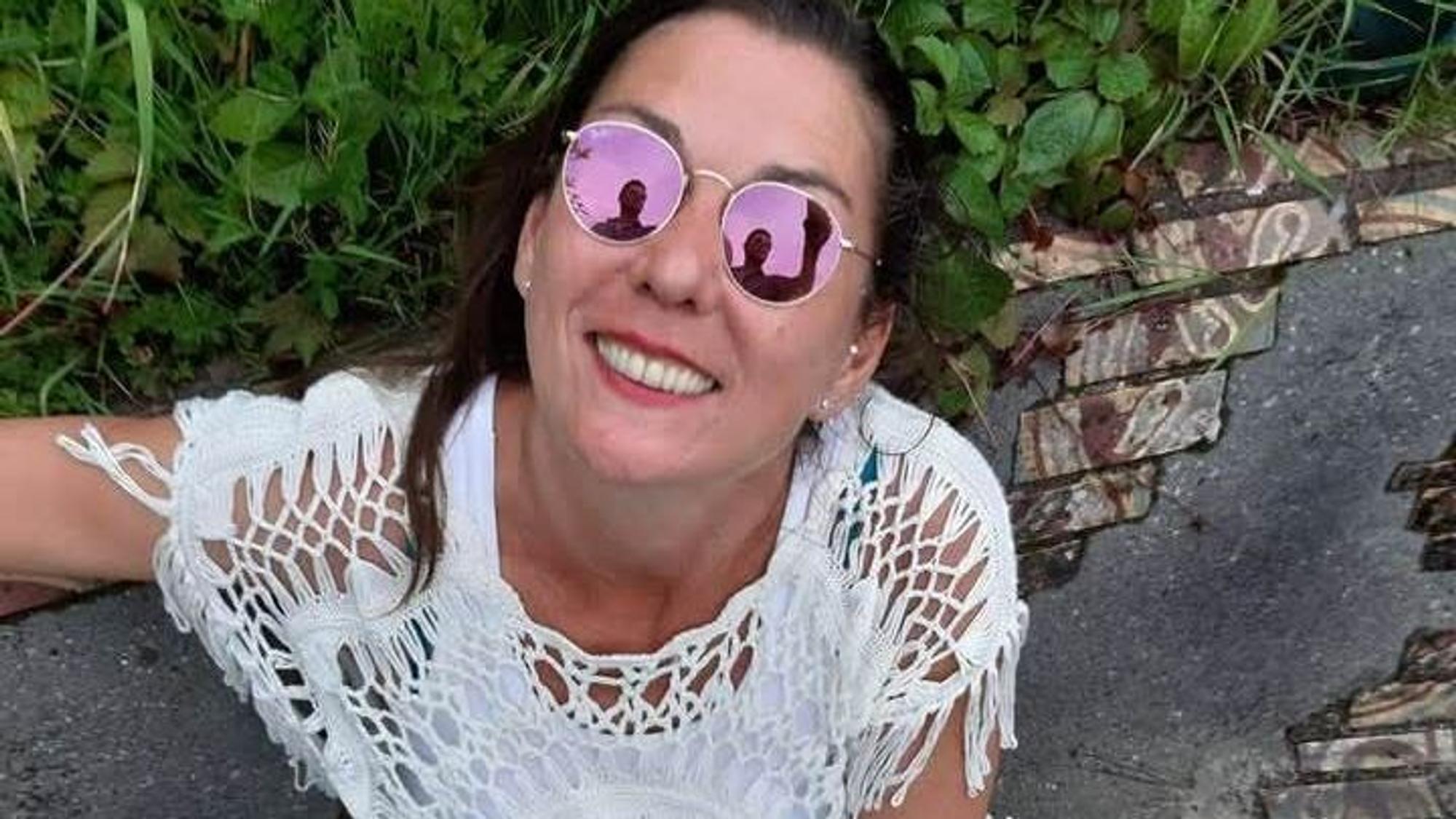 Eine Frau blickt in die Kamera.