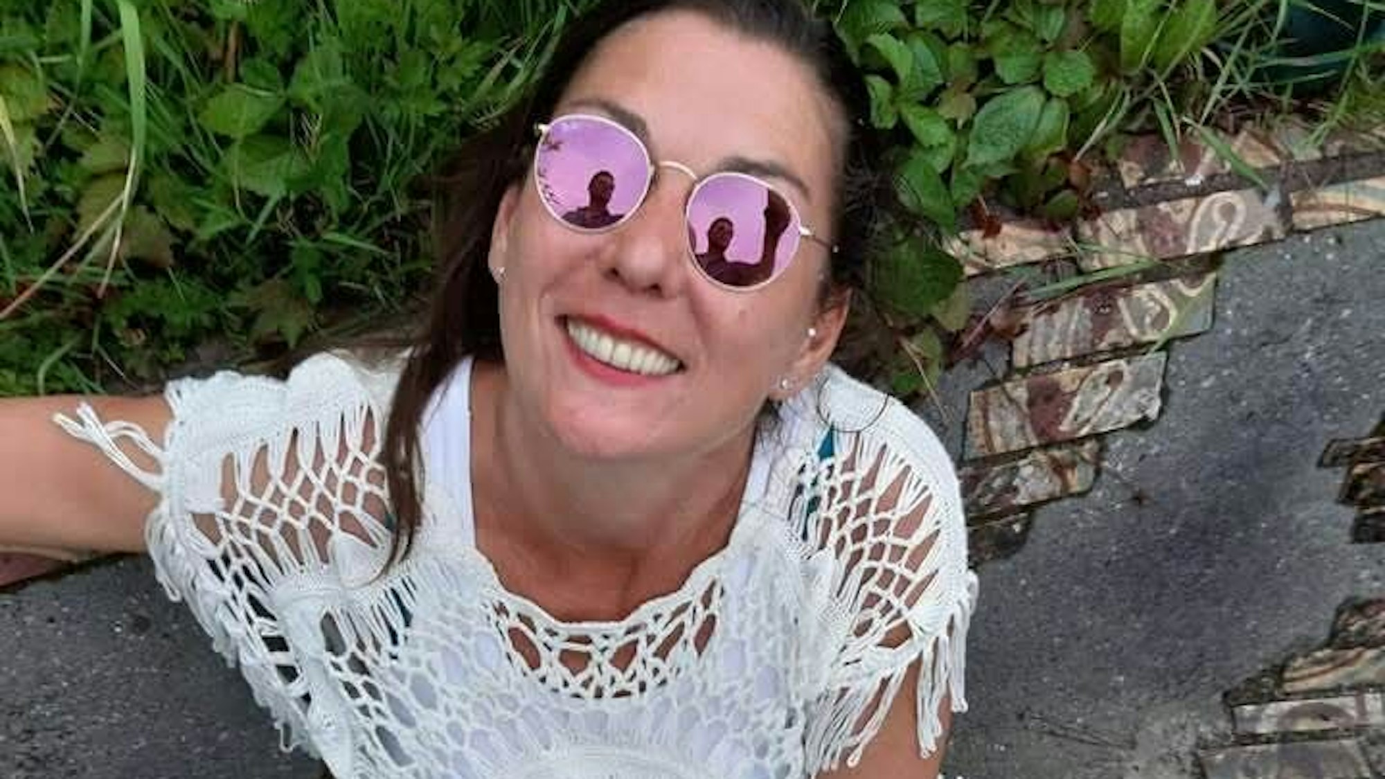 Eine Frau blickt in die Kamera.