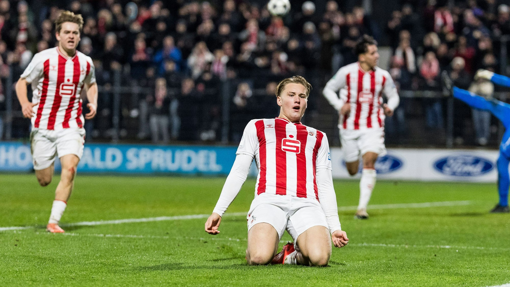 Fynn Schenten rutscht auf den Knien und jubelt.