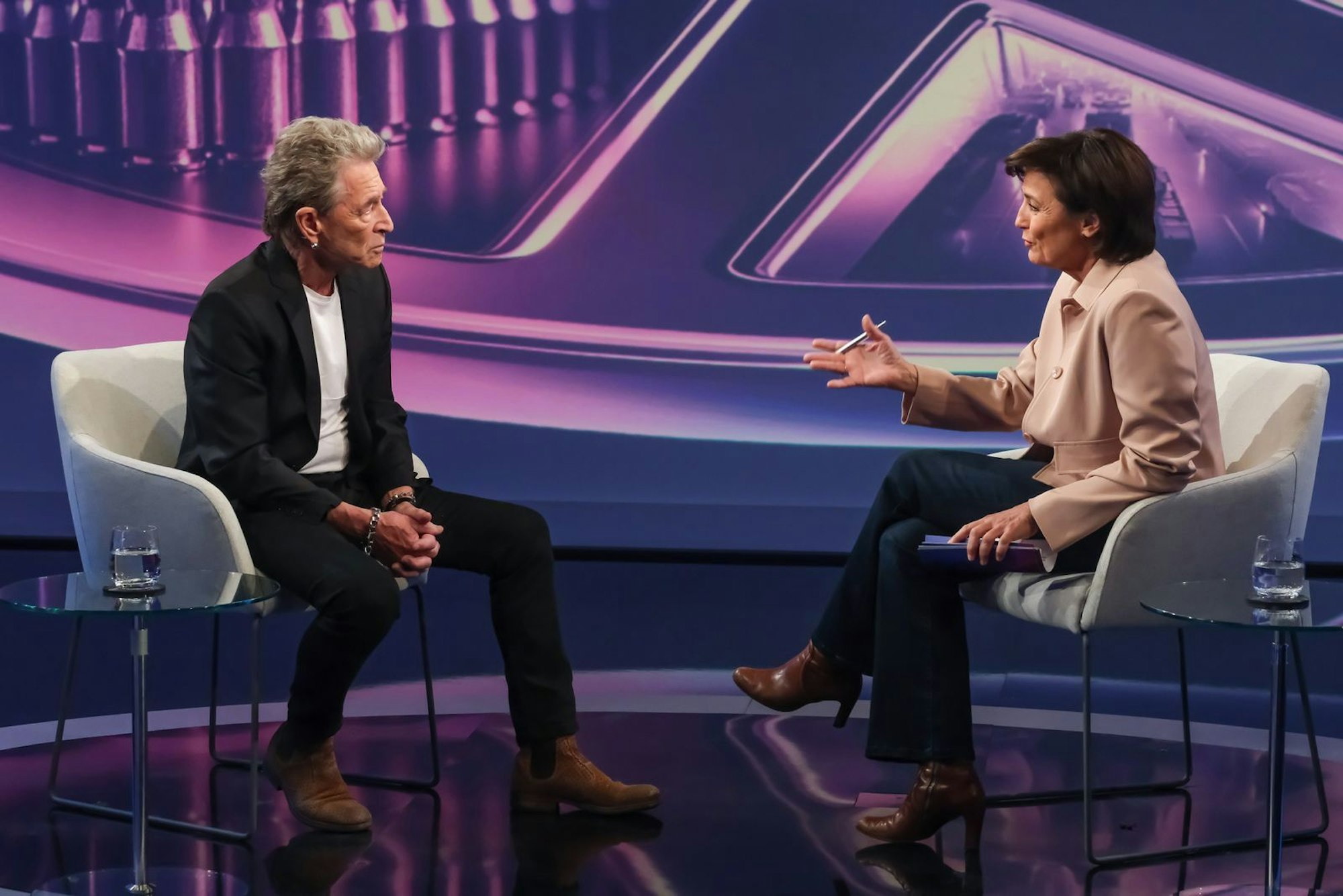 Im Gespräch mit Sandra Maischberger erklärt Musiker Peter Maffay: „Ich bin optimistisch, aber es fällt mir immer schwerer.“ (Bild: WDR/ Oliver Ziebe )
