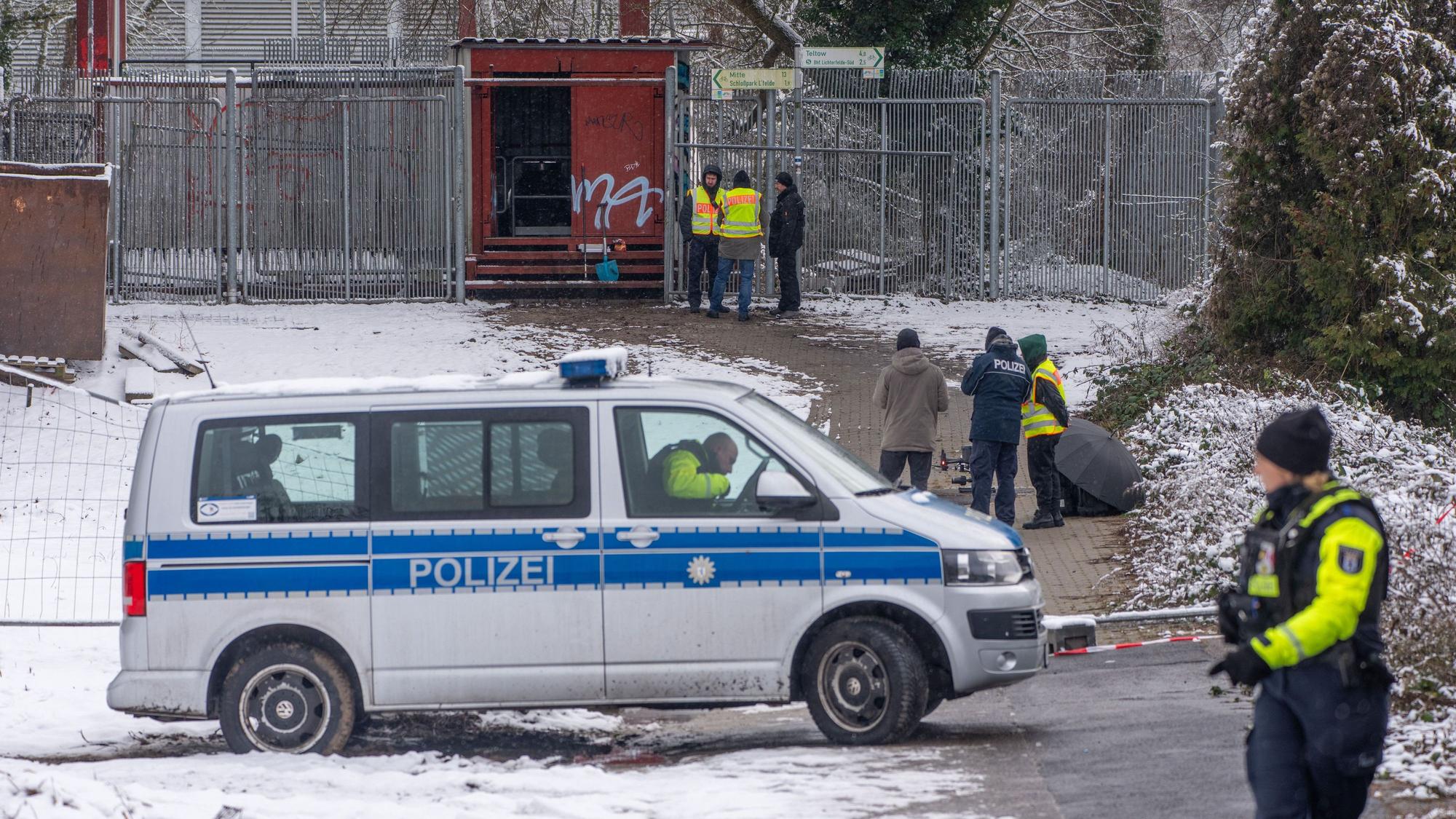 Einsatzkräfte der Polizei stehen an der Brandstelle einer Kabelbrücke vor dem Kraftwerk Lichterfelde am Teltowkanal.