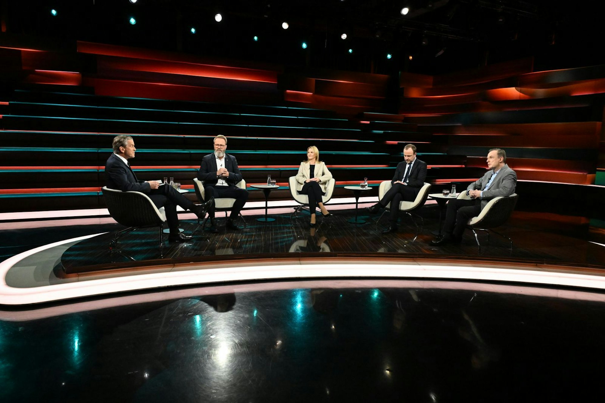 Markus Lanz stellte seinen Gästen am Dienstagabend die zentrale Frage: Wie sollte Europa auf Trumps Drohungen reagieren? (Bild: Cornelia Lehmann/ ZDF)