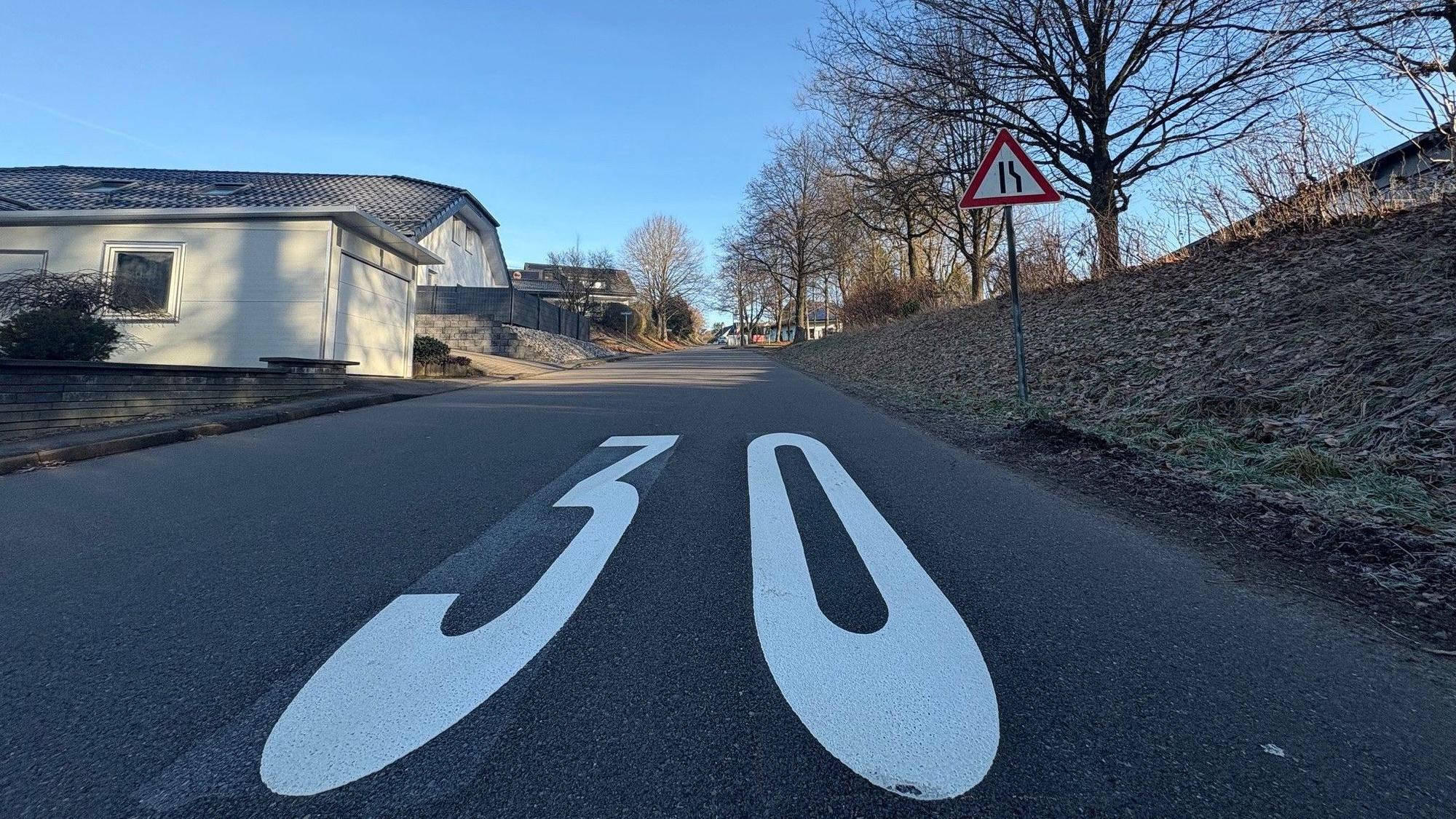 Das Bild zeigt eines der beiden Piktogramme, die Tempo 30 anordnen, auf der Berkenrother Straße in Nümbrecht-Berkenroth.