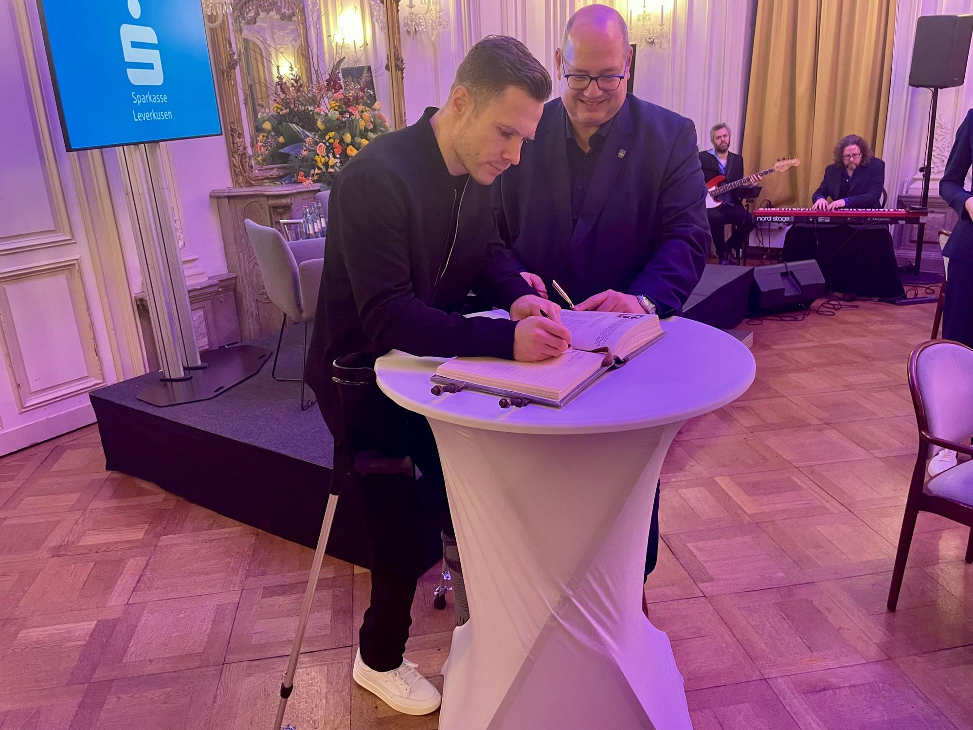 Der Eintrag ins goldene Buch der Stadt Leverkusen, hier von Markus Rehm, gehört zur Sportlerehrung immer dazu.