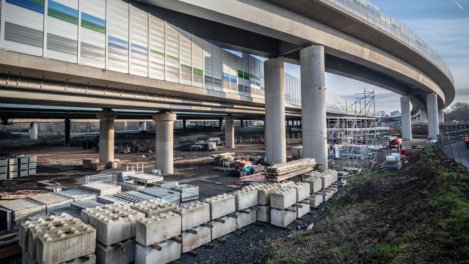 Lärmschutzwand - Die Autobahn GmbH gibt Teilstücke in Kreuz Leverkusen-West frei, unter anderem die Verbindungsbrücke von der Autobahn 59 auf die A1 in Richtung Dortmund. Bild: Ralf Krieger