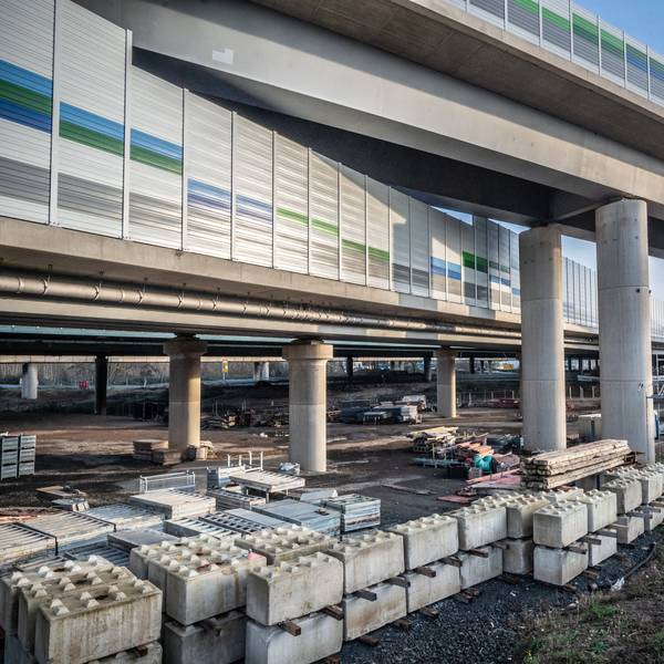 Lärmschutzwand - Die Autobahn GmbH gibt Teilstücke in Kreuz Leverkusen-West frei, unter anderem die Verbindungsbrücke von der Autobahn 59 auf die A1 in Richtung Dortmund. Bild: Ralf Krieger