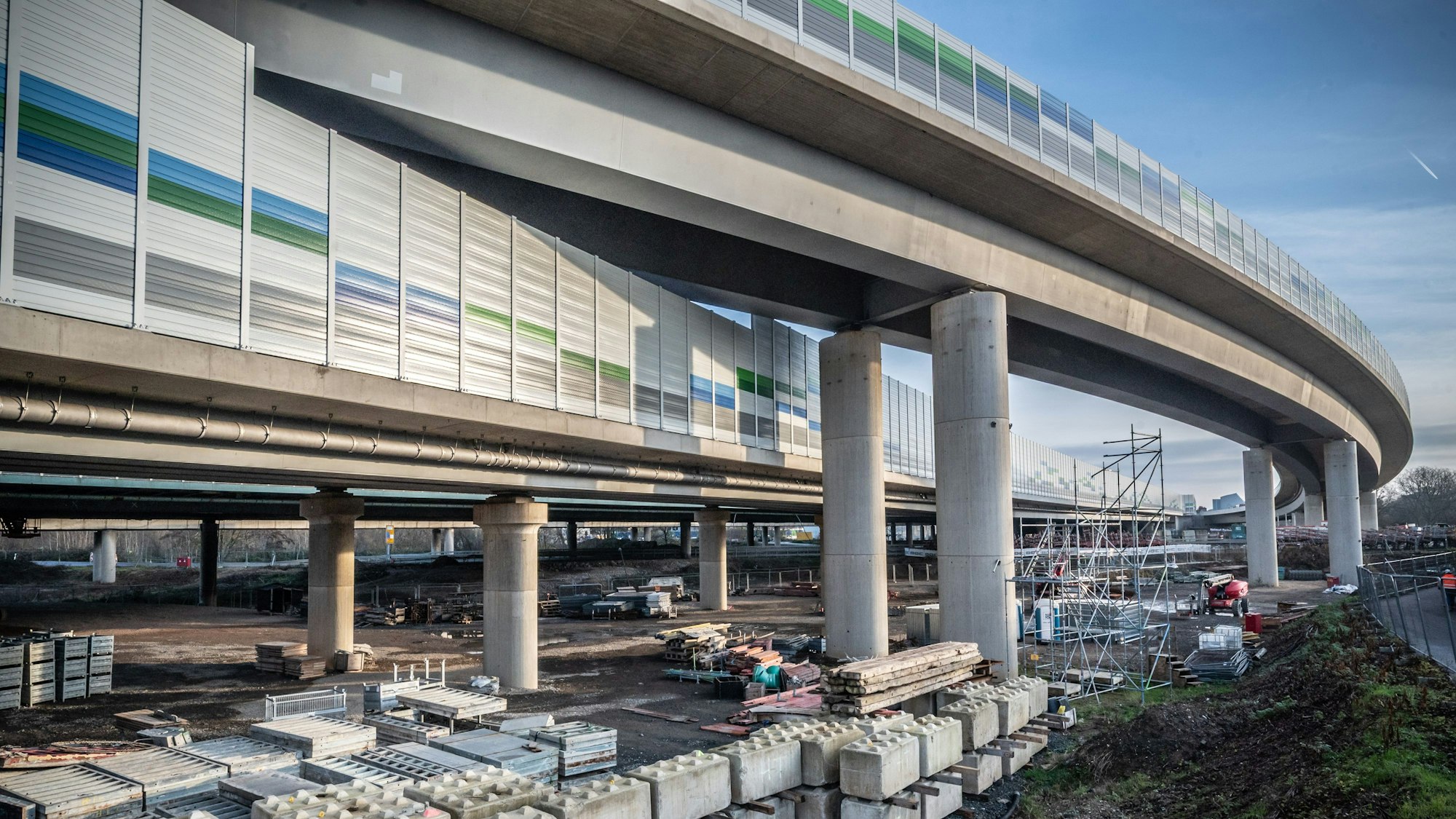Lärmschutzwand - Die Autobahn GmbH gibt Teilstücke in Kreuz Leverkusen-West frei, unter anderem die Verbindungsbrücke von der Autobahn 59 auf die A1 in Richtung Dortmund. Bild: Ralf Krieger