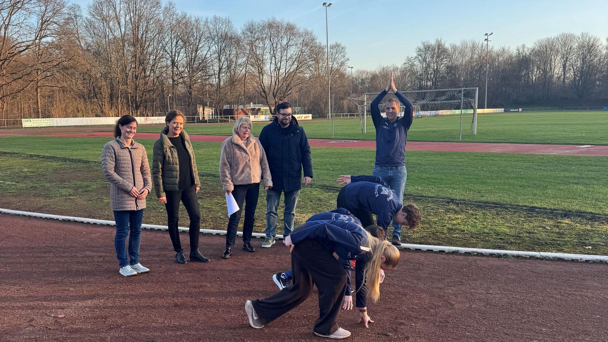 Zu sehen sind startende Läufer auf der Tennenbahn des Lukas Podolski-Sportparks.